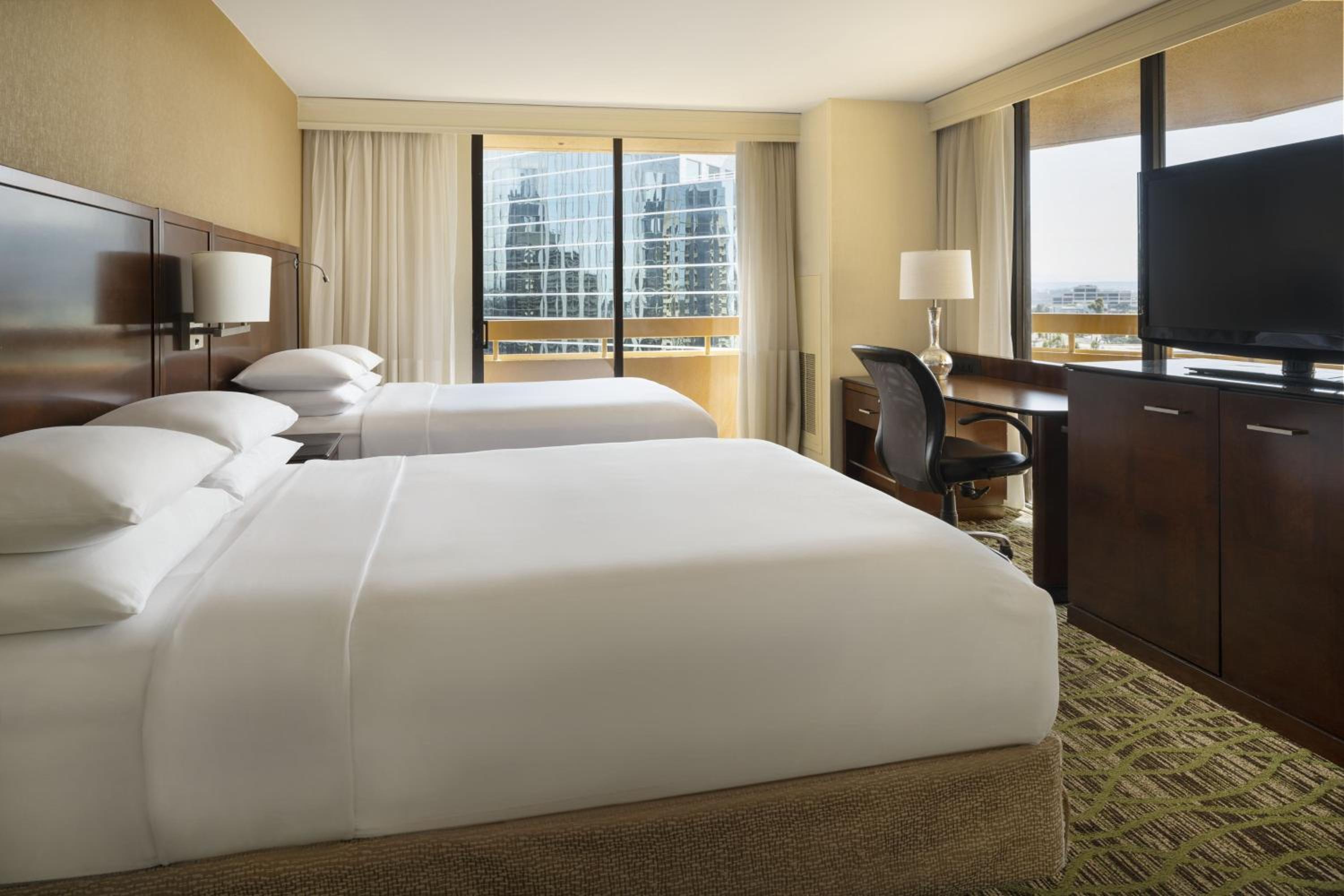 Corner King Room with Balcony - Photo 3