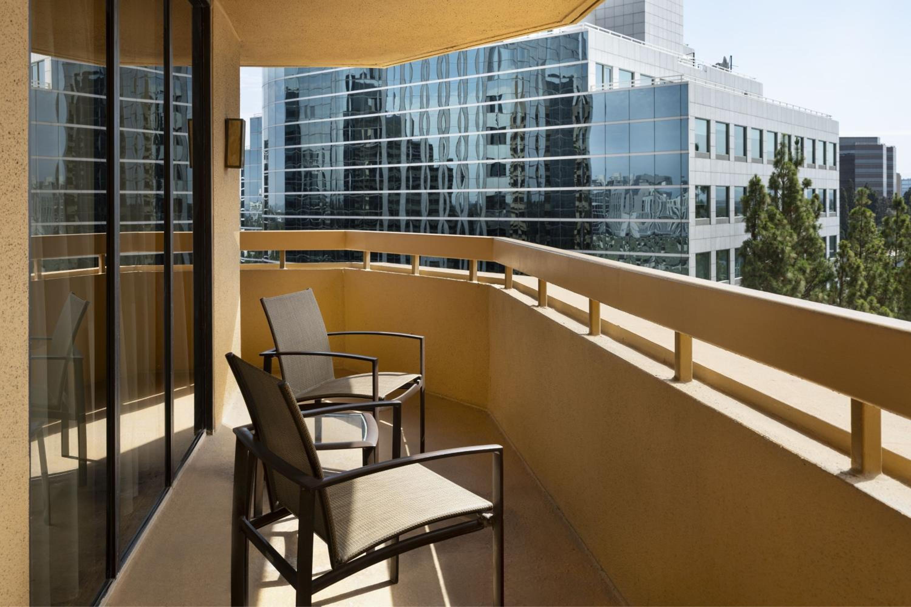 Corner King Room with Balcony - Photo 4