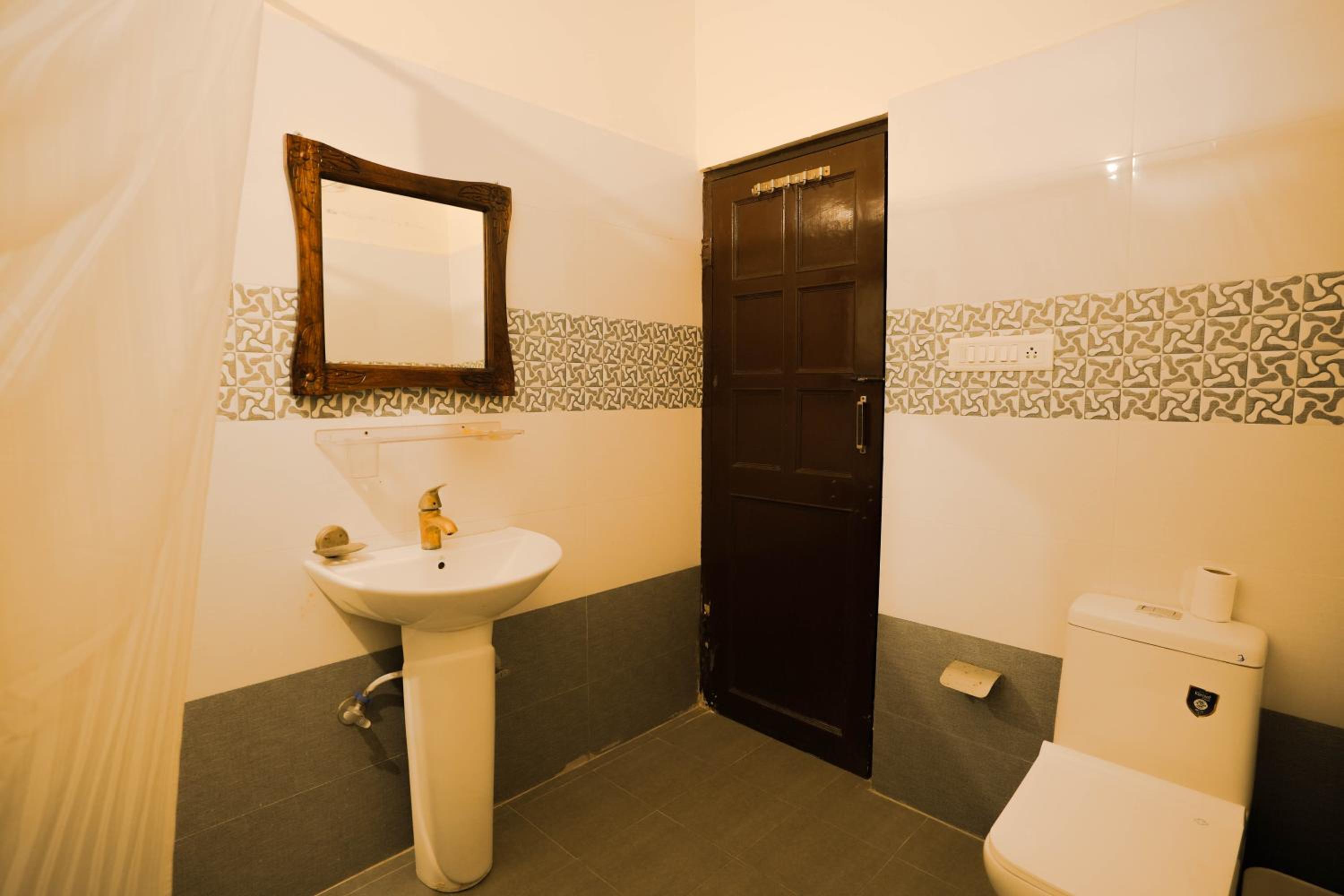 Deluxe Heritage Room - Photo 11