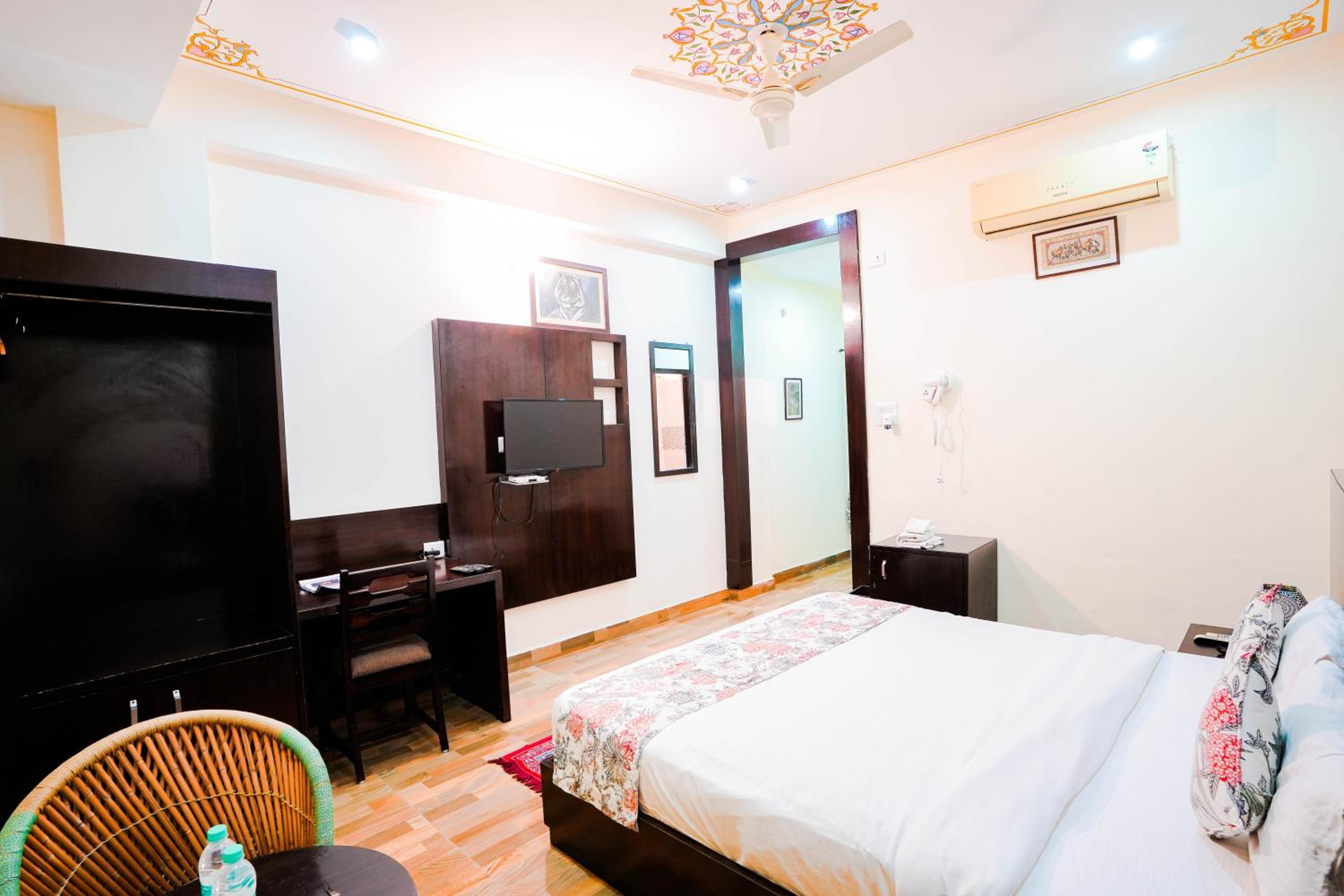 Deluxe Heritage Room - Photo 2