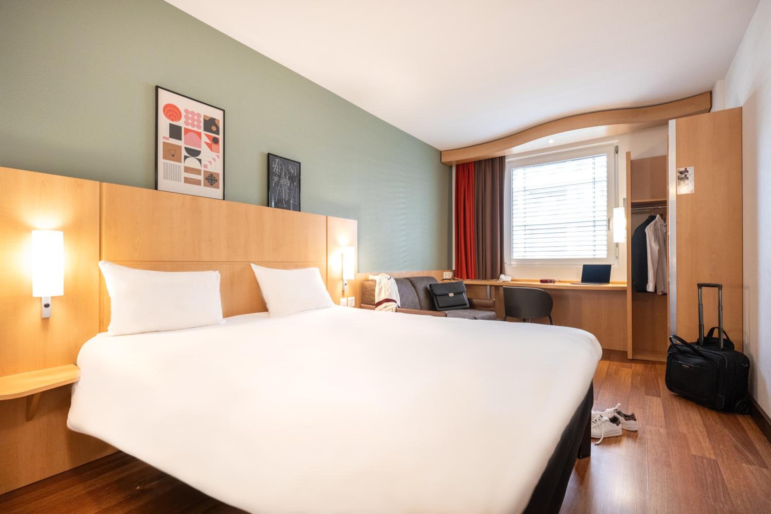 Standard Room with One Queen Bed and Two Single Beds thumbnail 5