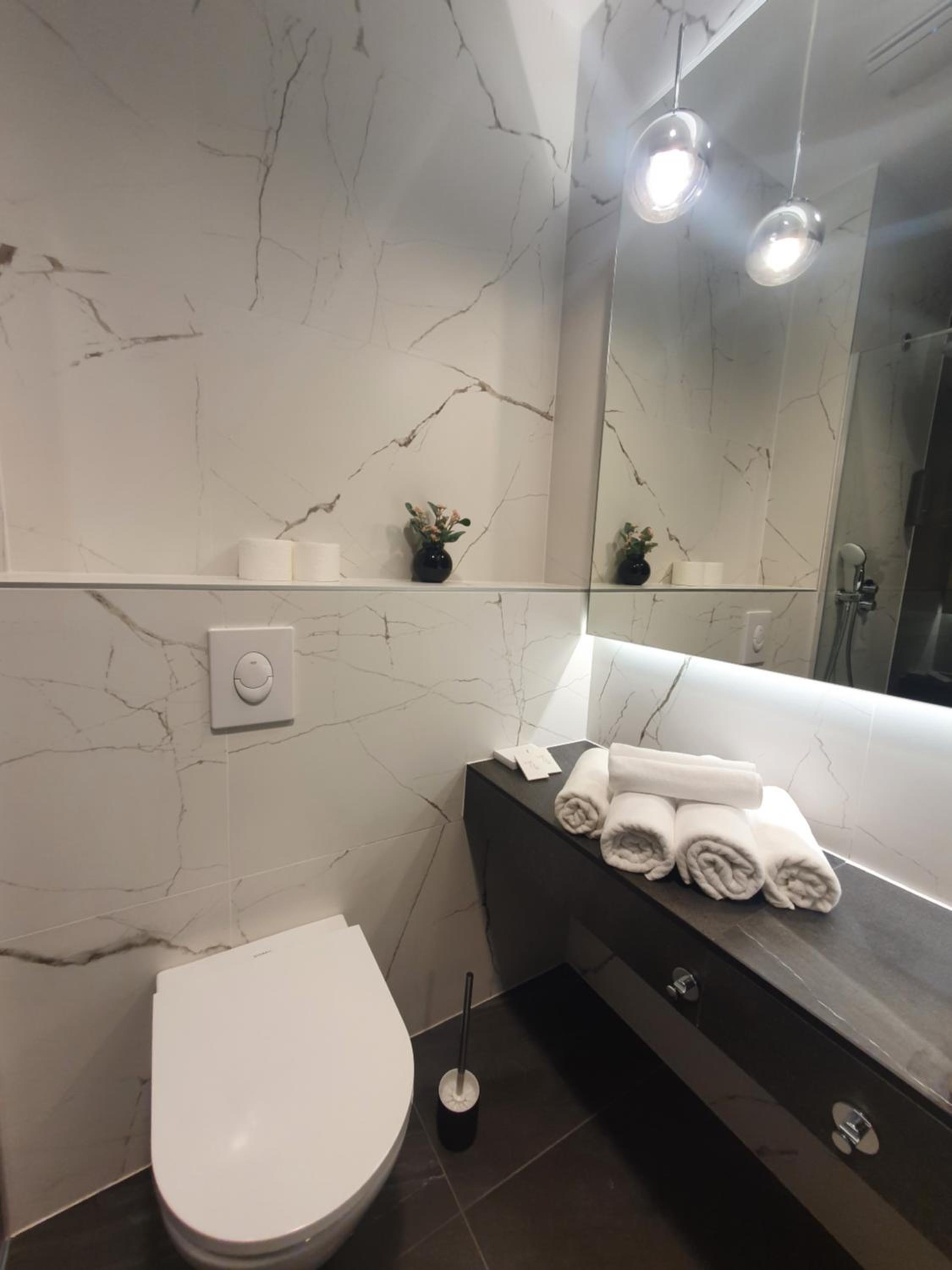 Double or Twin Room with Shower - Photo 28