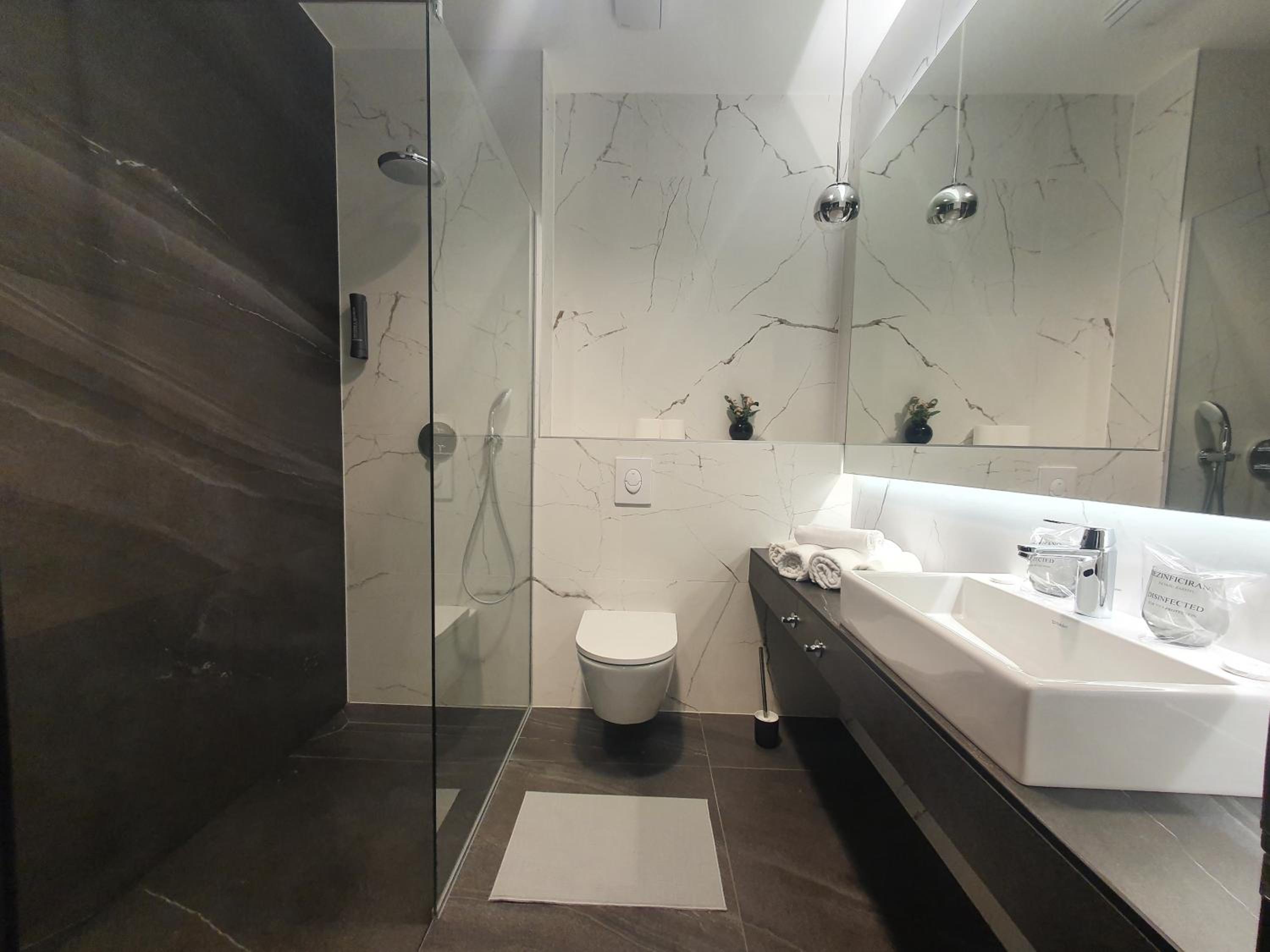 Double or Twin Room with Shower - Photo 2
