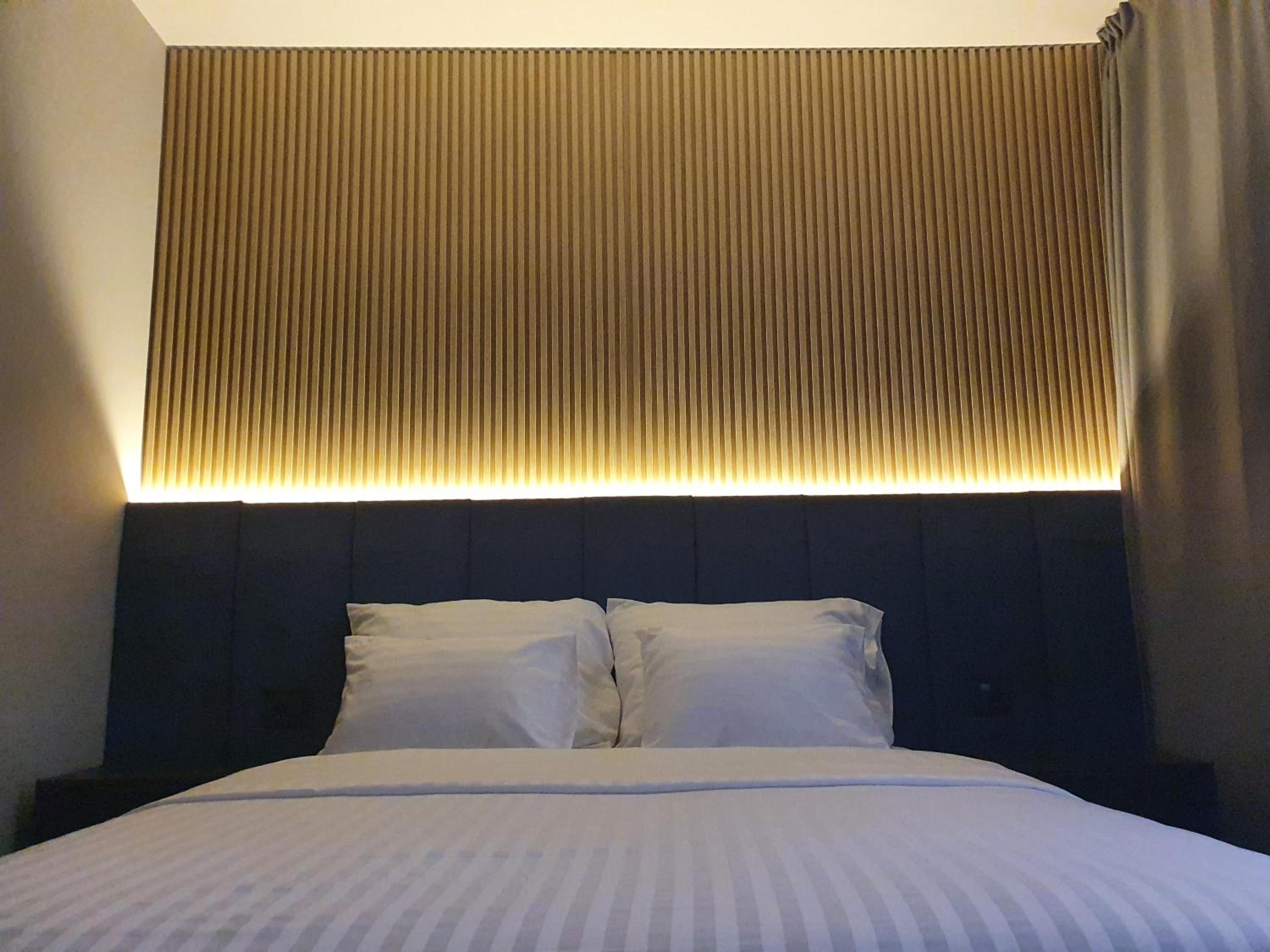 Deluxe Double Room with Balcony - Photo 21