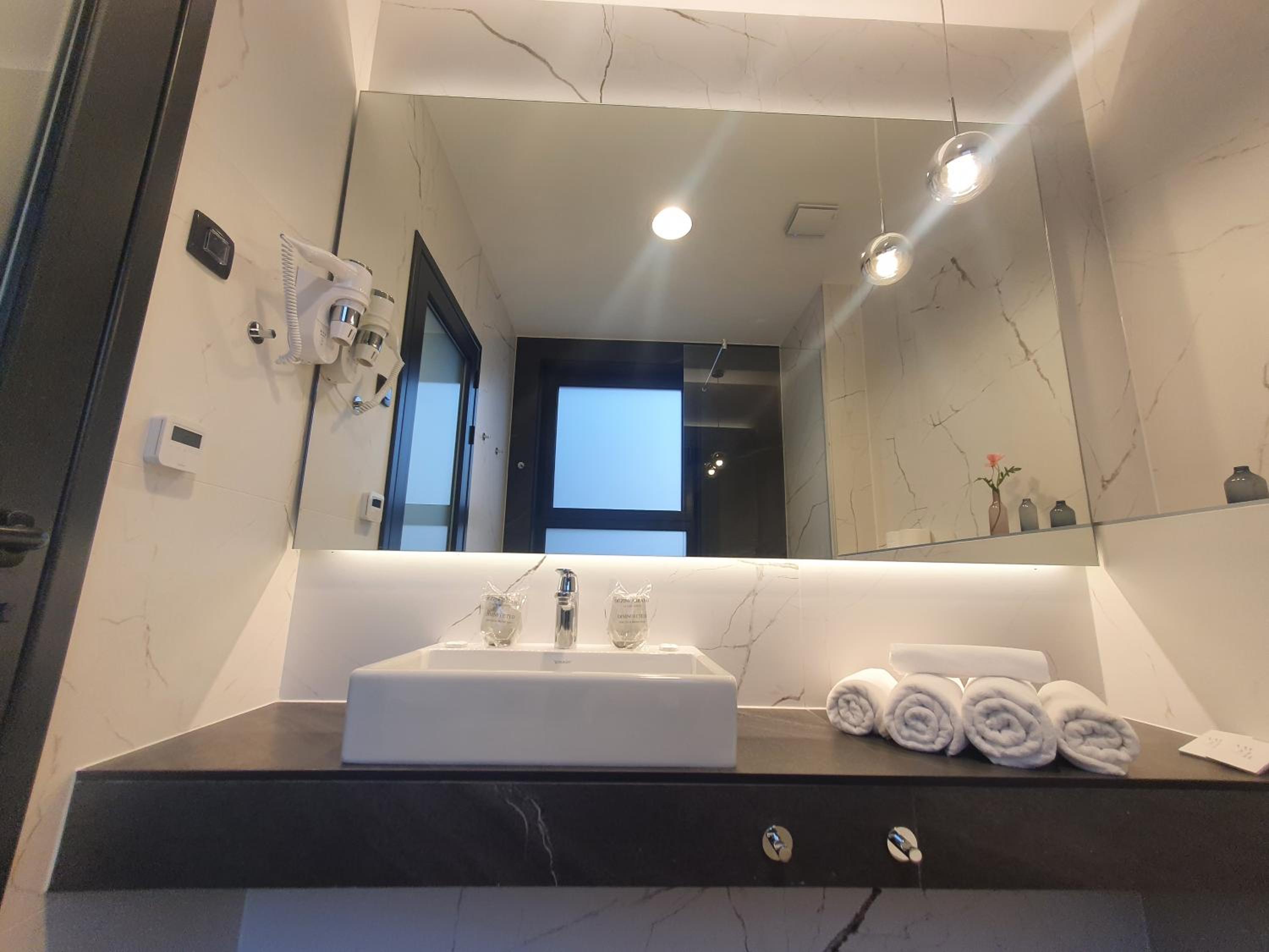 Deluxe Double Room with Balcony - Photo 29