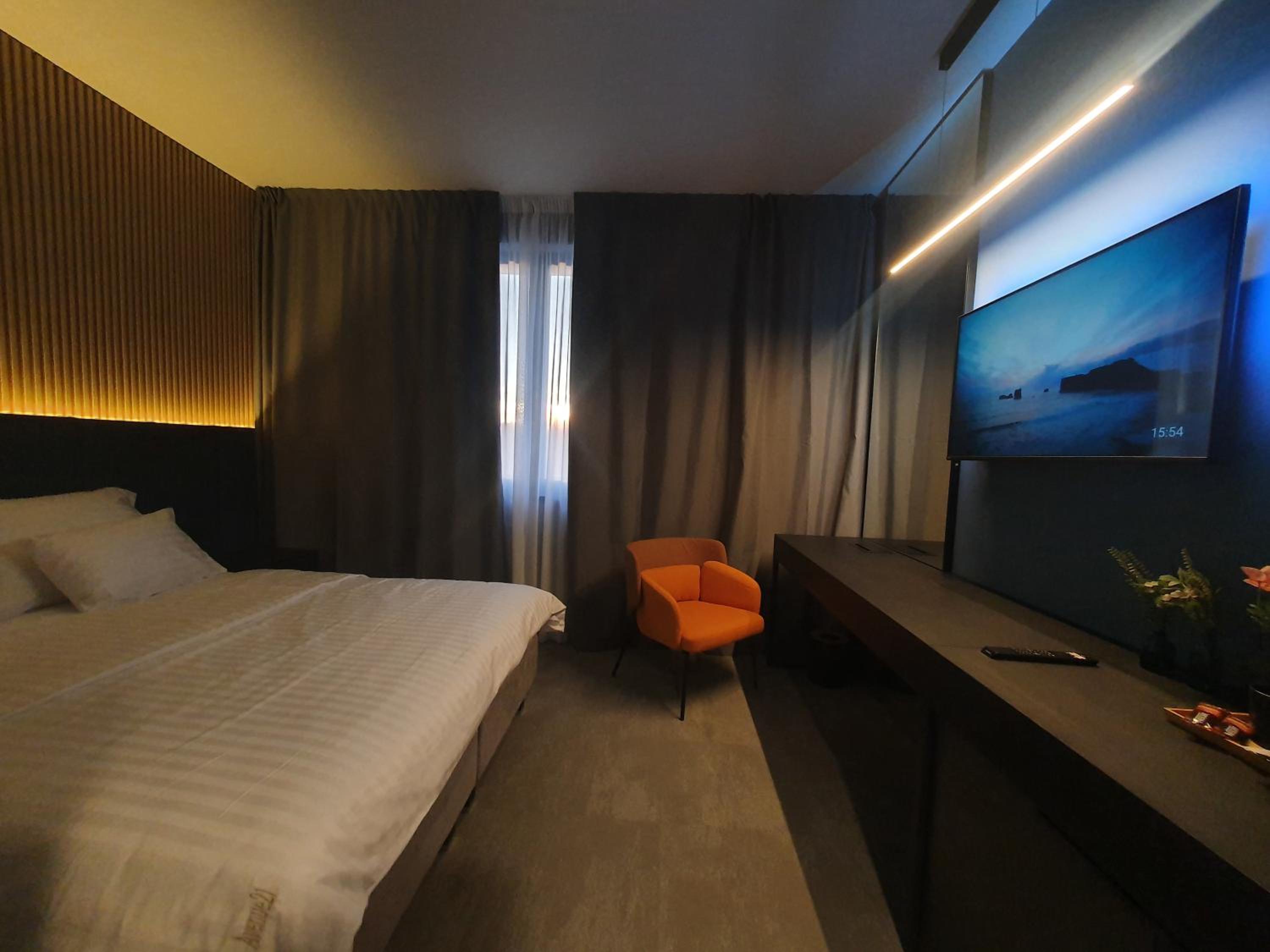 Deluxe Family Room - Photo 11
