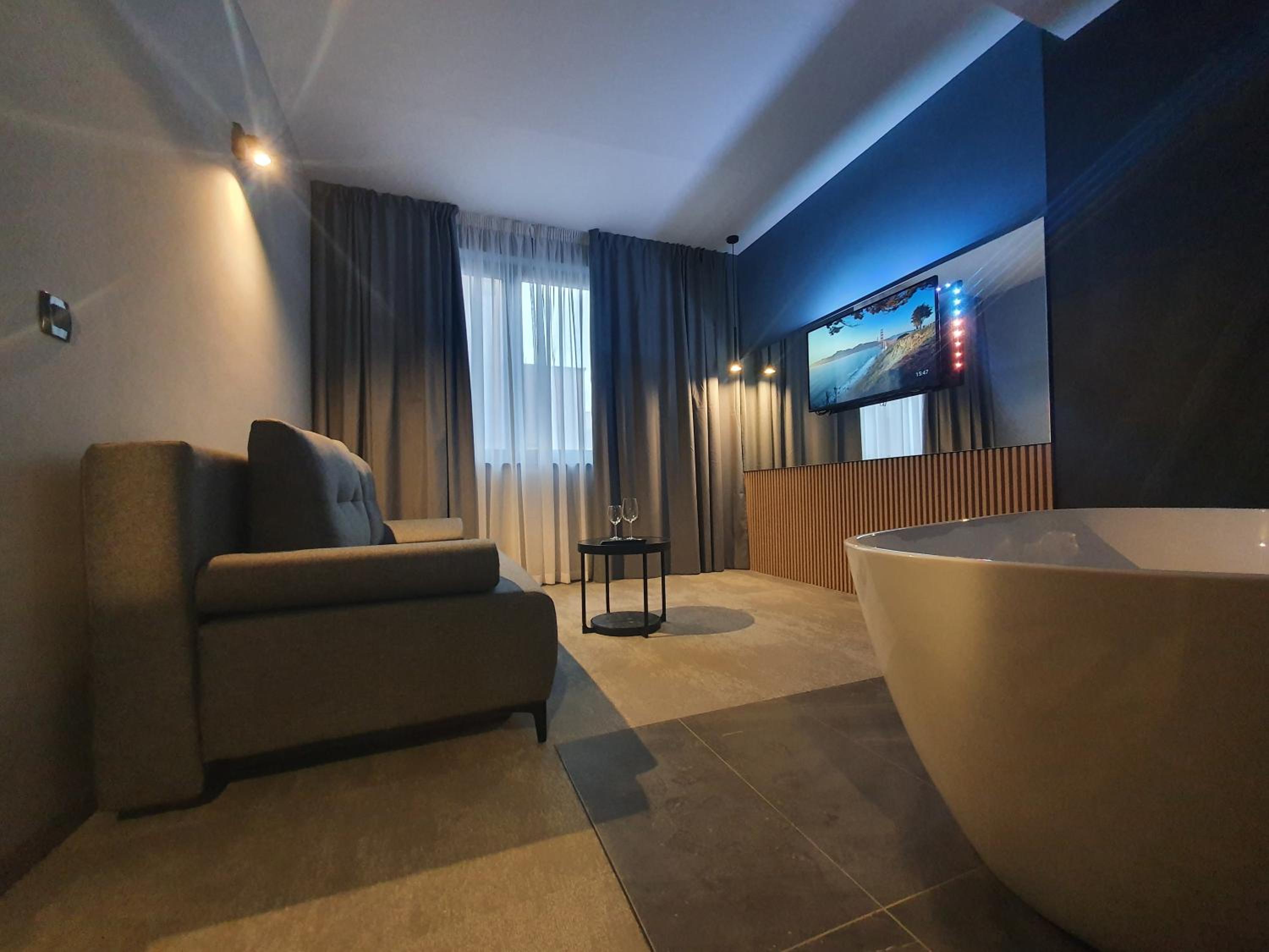 Deluxe Family Room - Photo 19