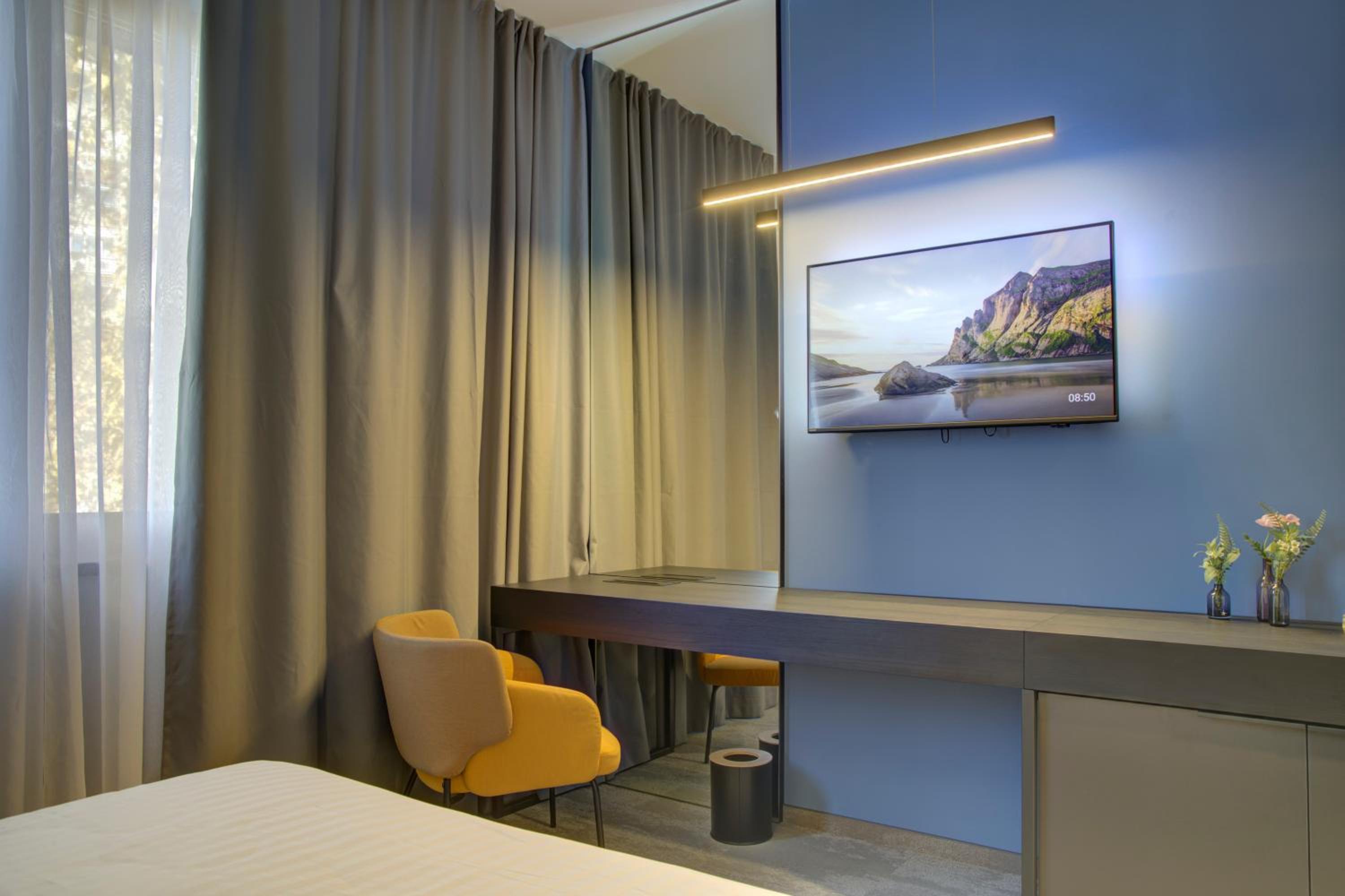 Deluxe Family Room - Photo 1