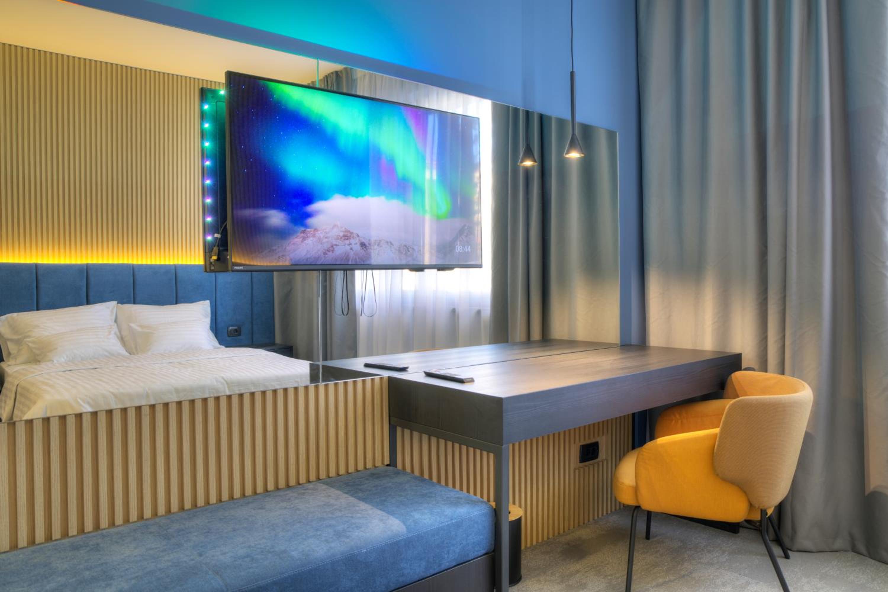 Deluxe Double Room with Balcony - Photo 16