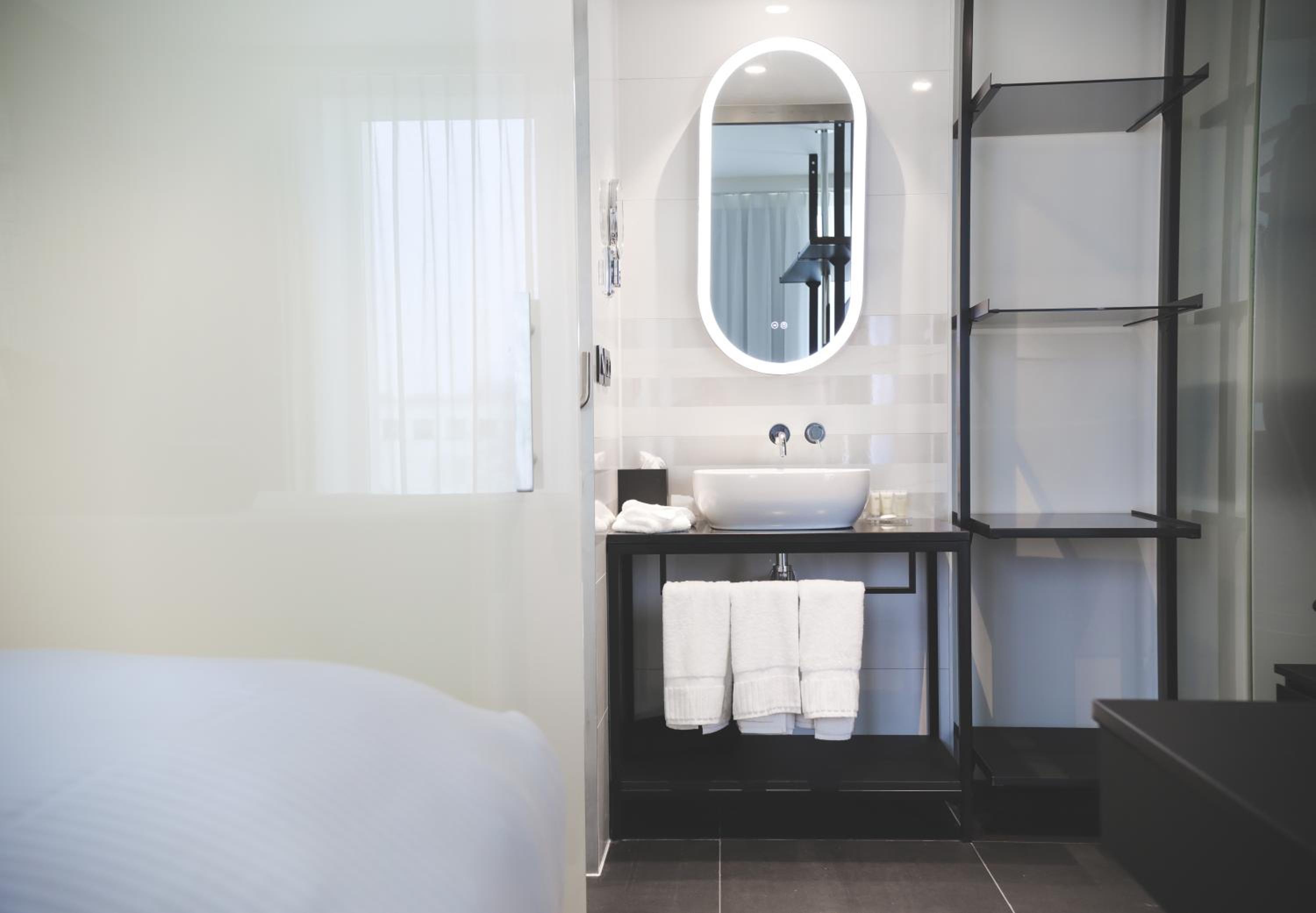 1 Bedroom Premium Suite - Photo 4