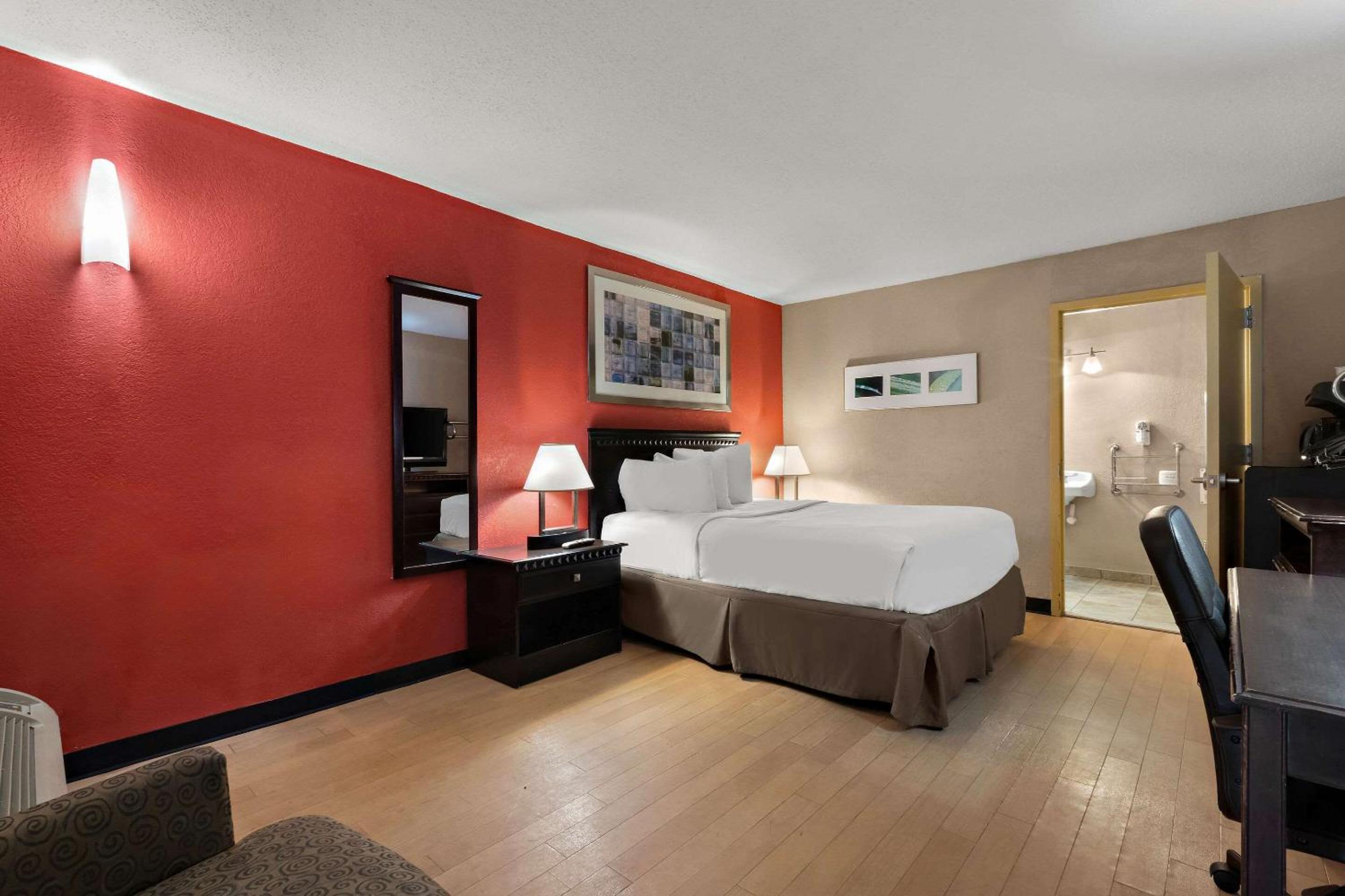 Queen Room - Accessible/Non Smoking - Photo 1