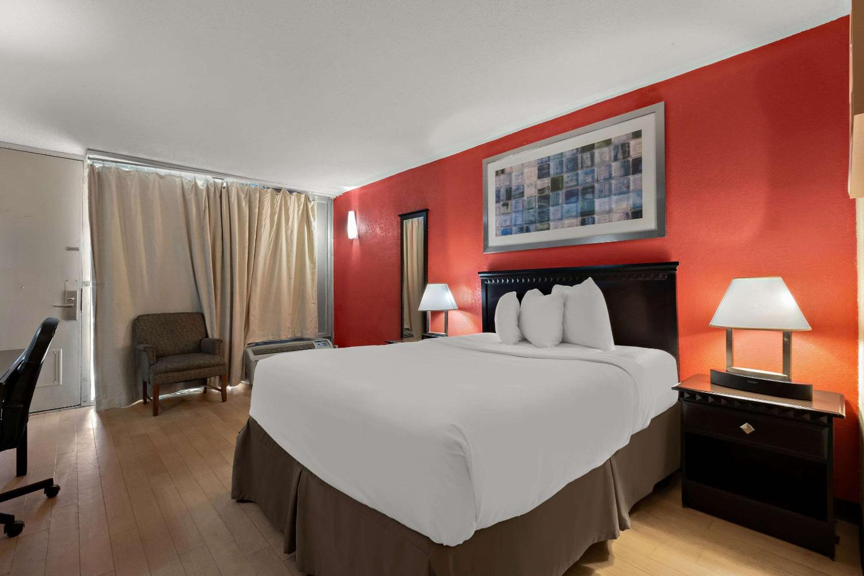 Queen Room - Accessible/Non Smoking - Photo 2