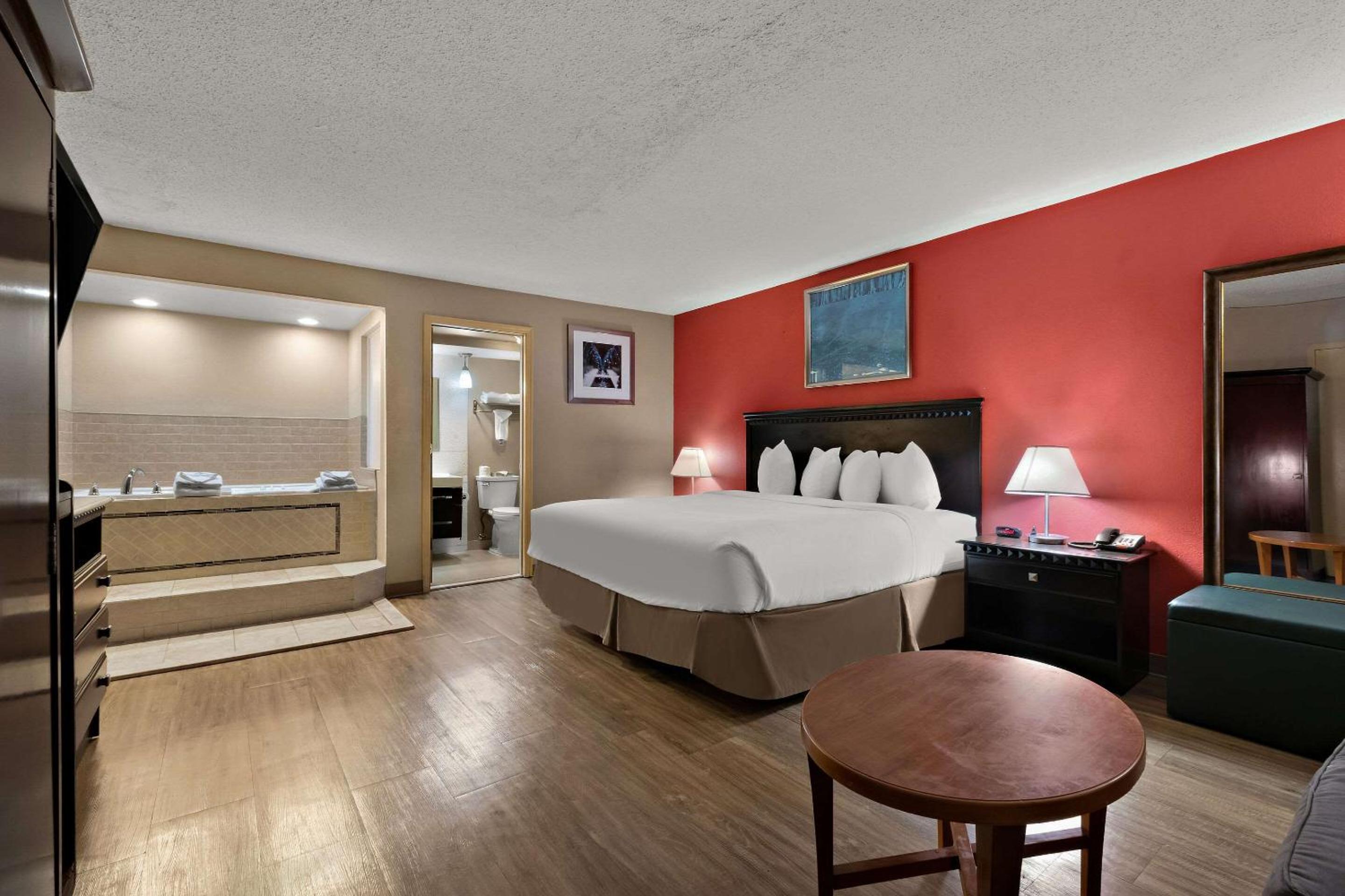 King Room In-Room with Whrilpool - Non Smoking - Photo 2