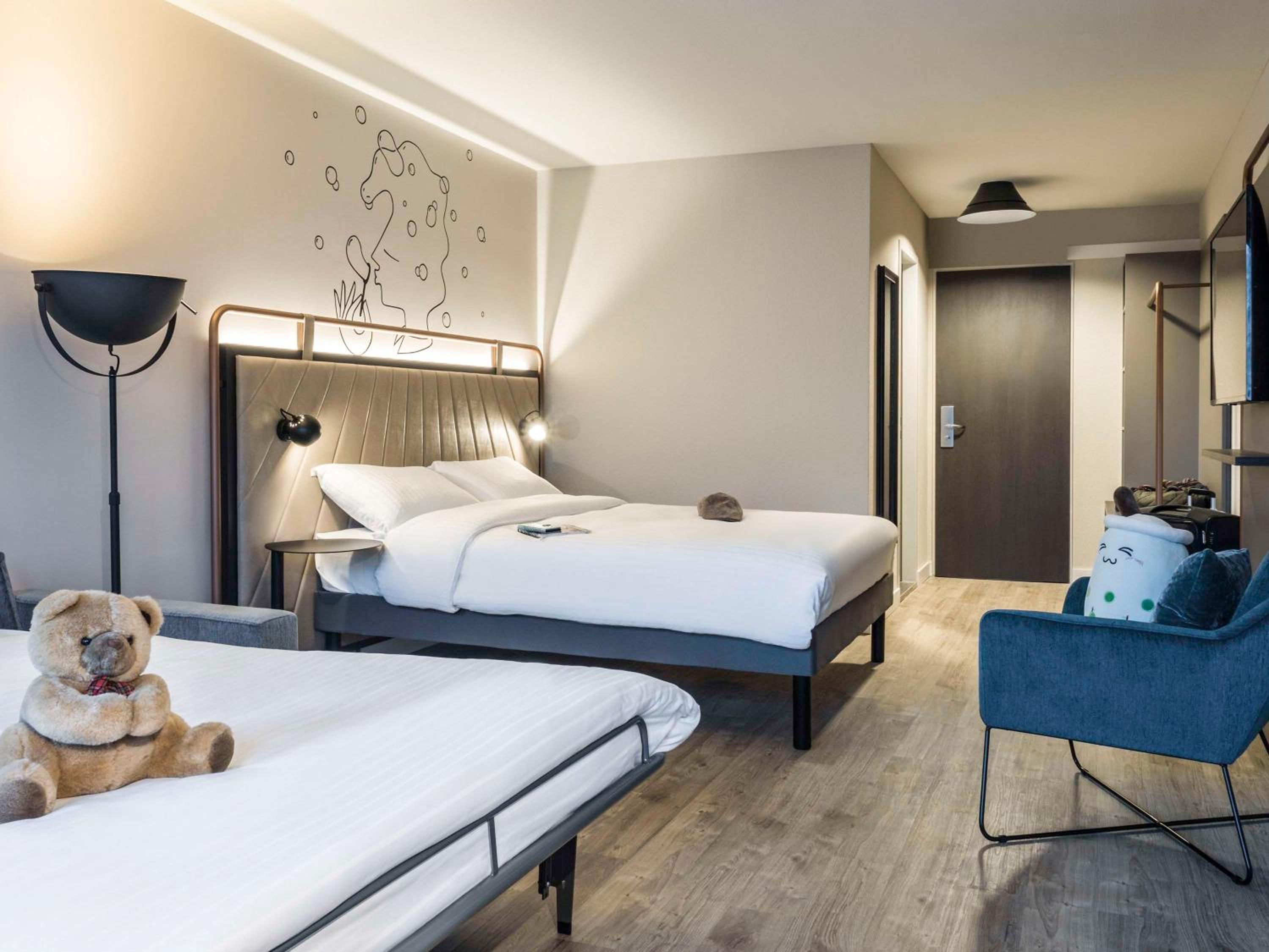 Family room with 1 Sweet Bed 160x200 by ibis Styles and sofa bed - Photo 8