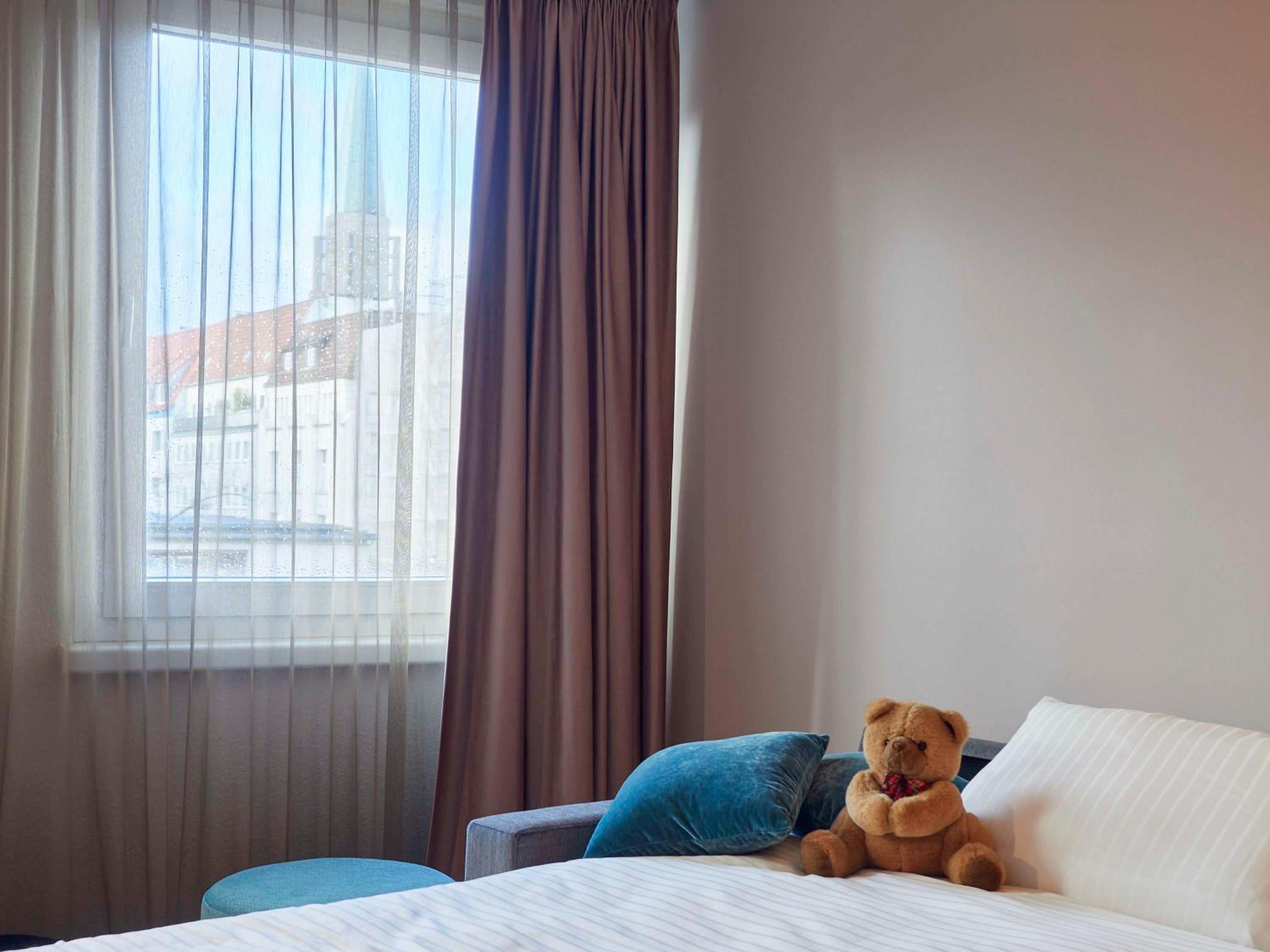Family room with 1 Sweet Bed 160x200 by ibis Styles and sofa bed - Photo 7