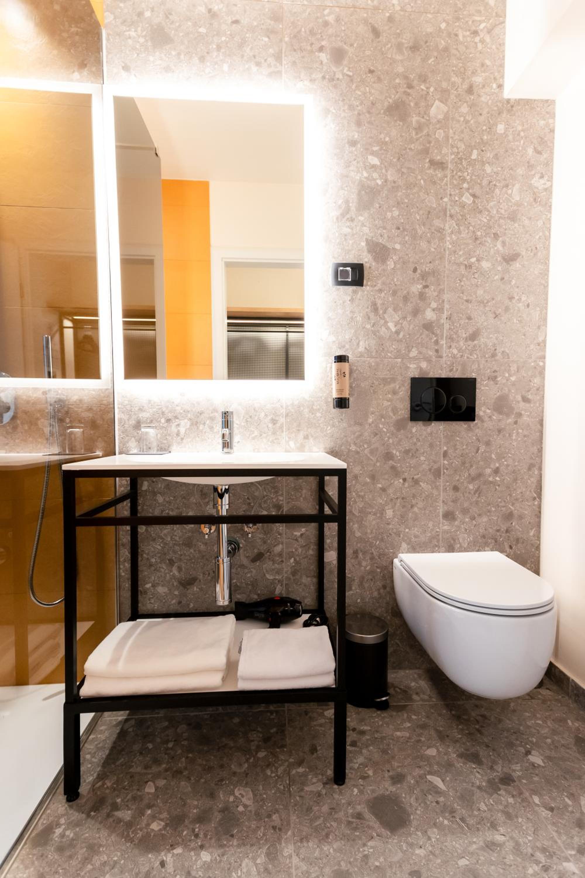 Double or Twin Room - Photo 7