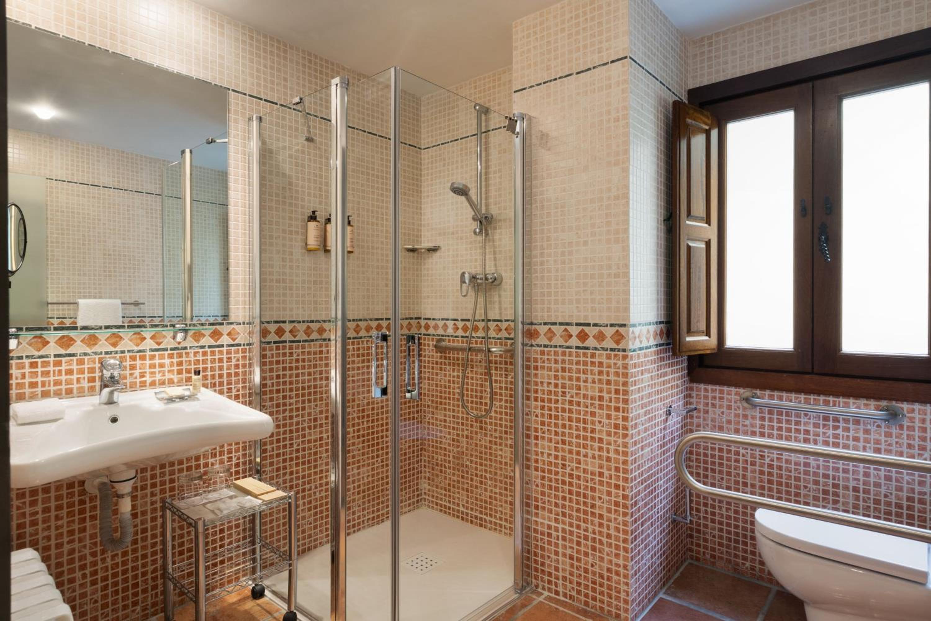 Standard Accesible Queen, Guest Room, 1 Queen