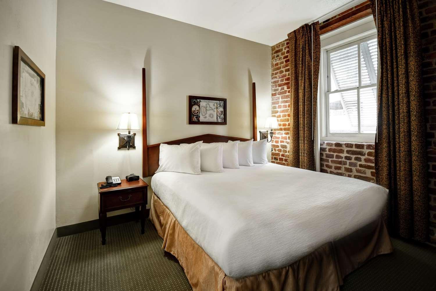 Corner King Suite - Photo 5