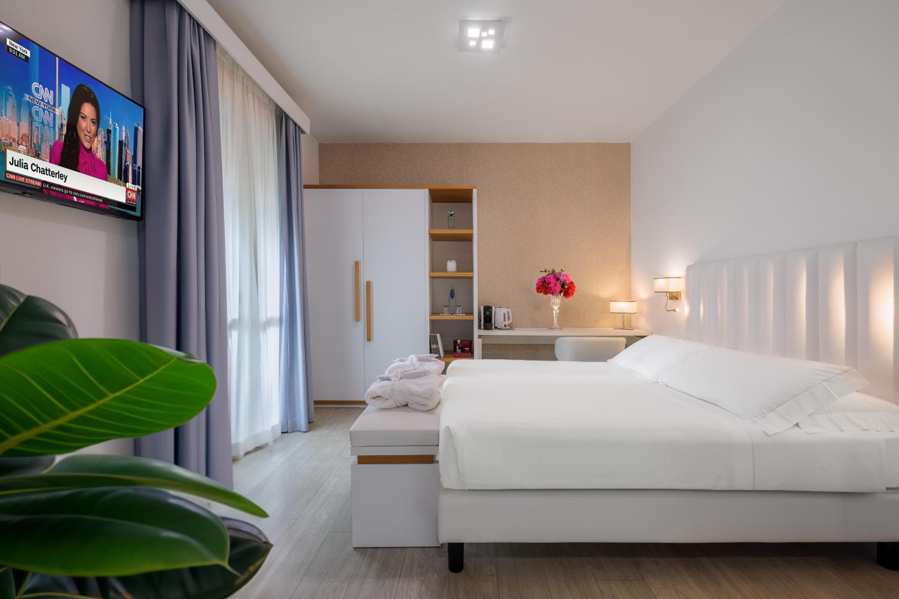 Junior Suite with Balcony - Photo 1
