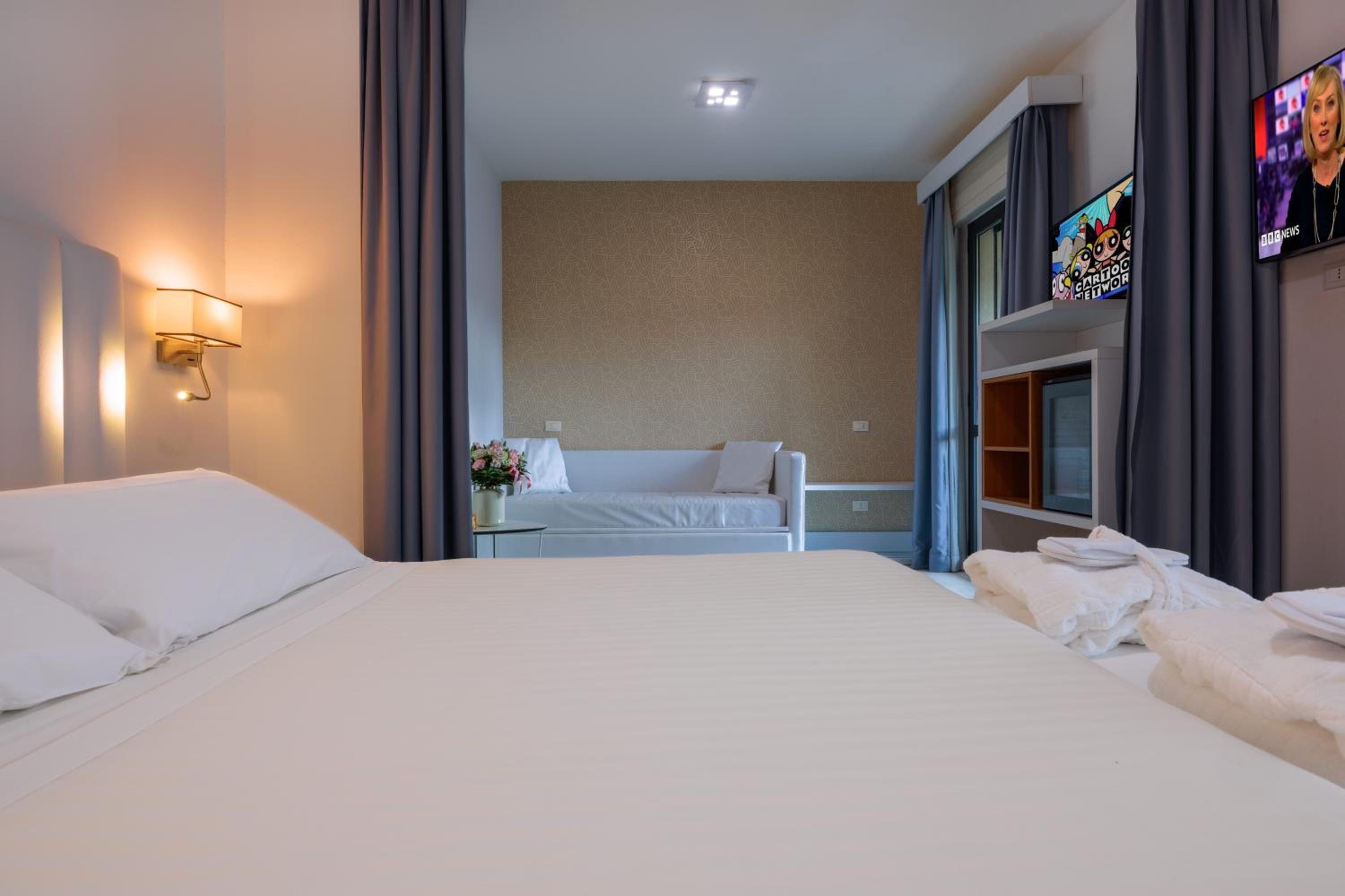 Junior Suite with Balcony - Photo 2