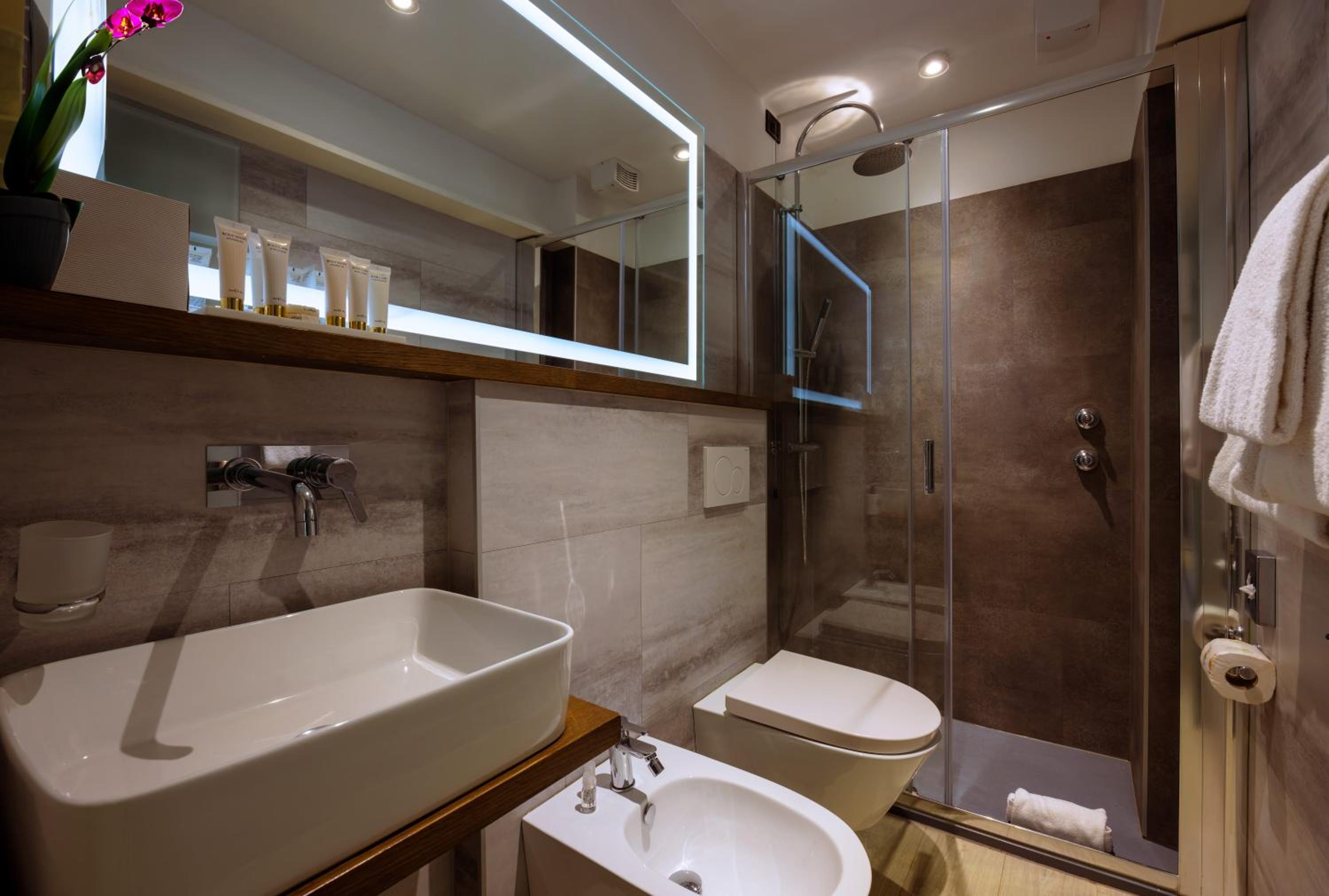 Junior Suite with Balcony - Photo 4