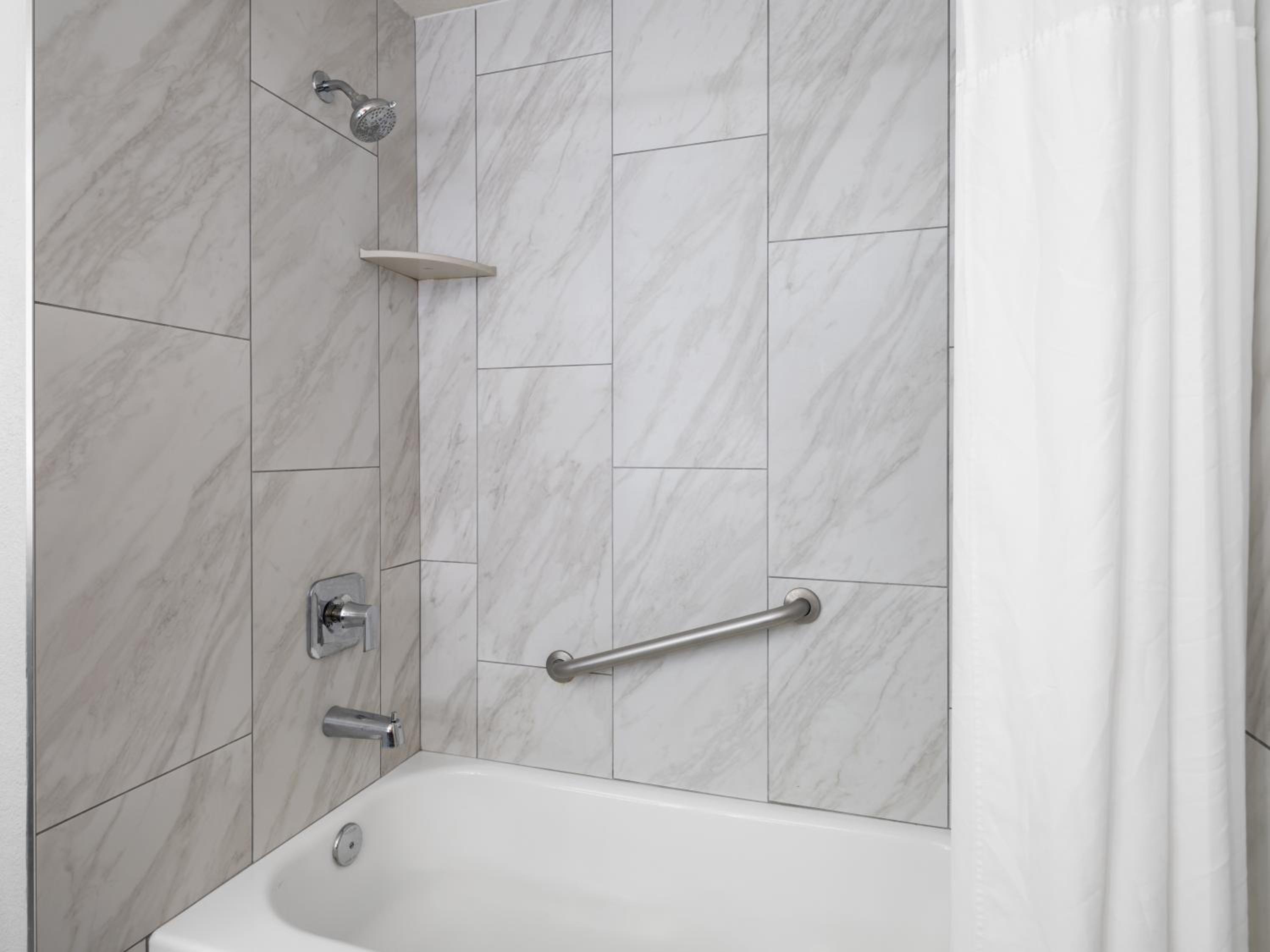 1 King Bed, Mobility Accessible Room, Bath Tub w/ Grab Bar, Non-Smoking - Photo 2