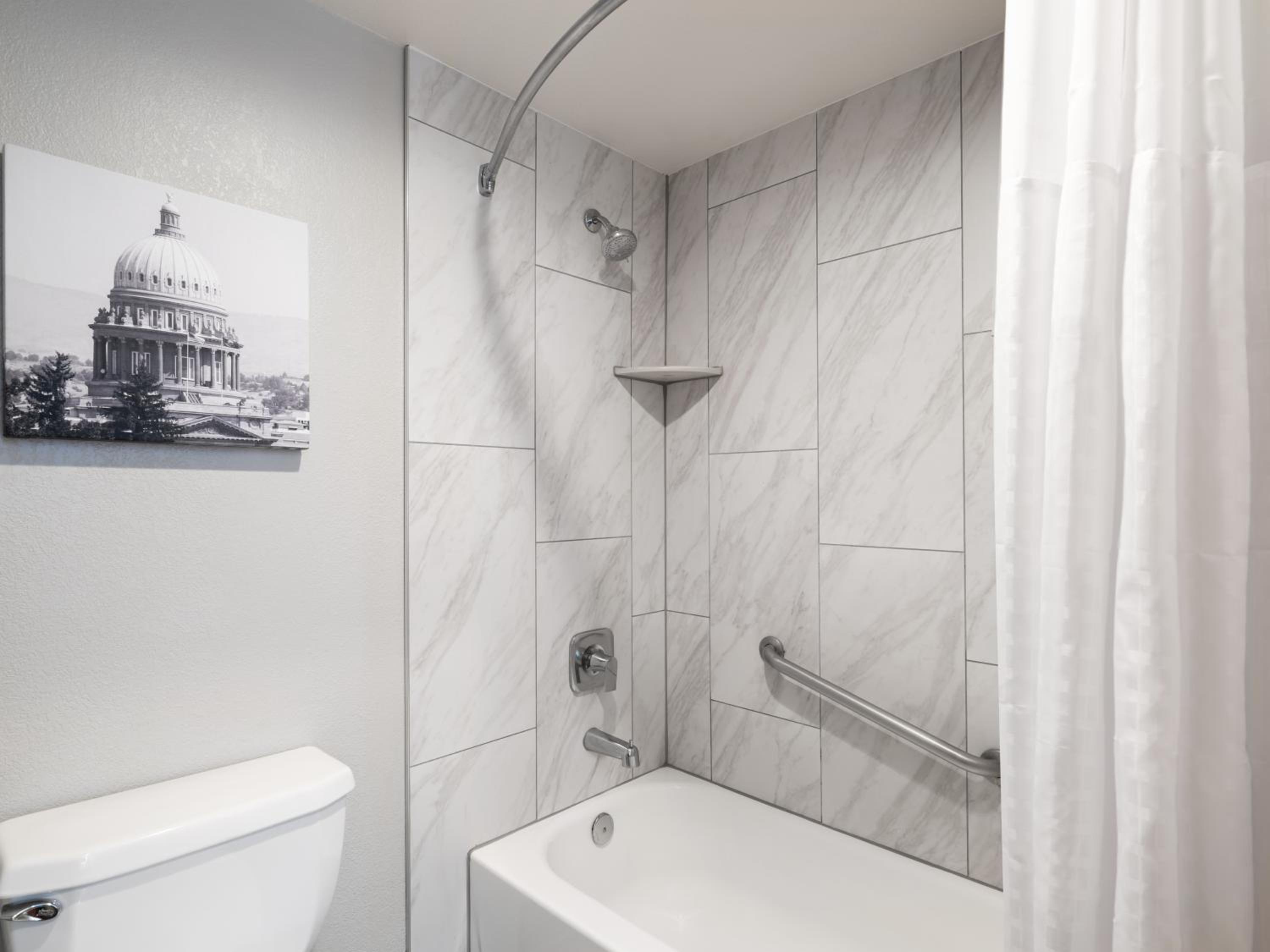 1 King Bed, Mobility Accessible Room, Bath Tub w/ Grab Bar, Non-Smoking - Photo 4