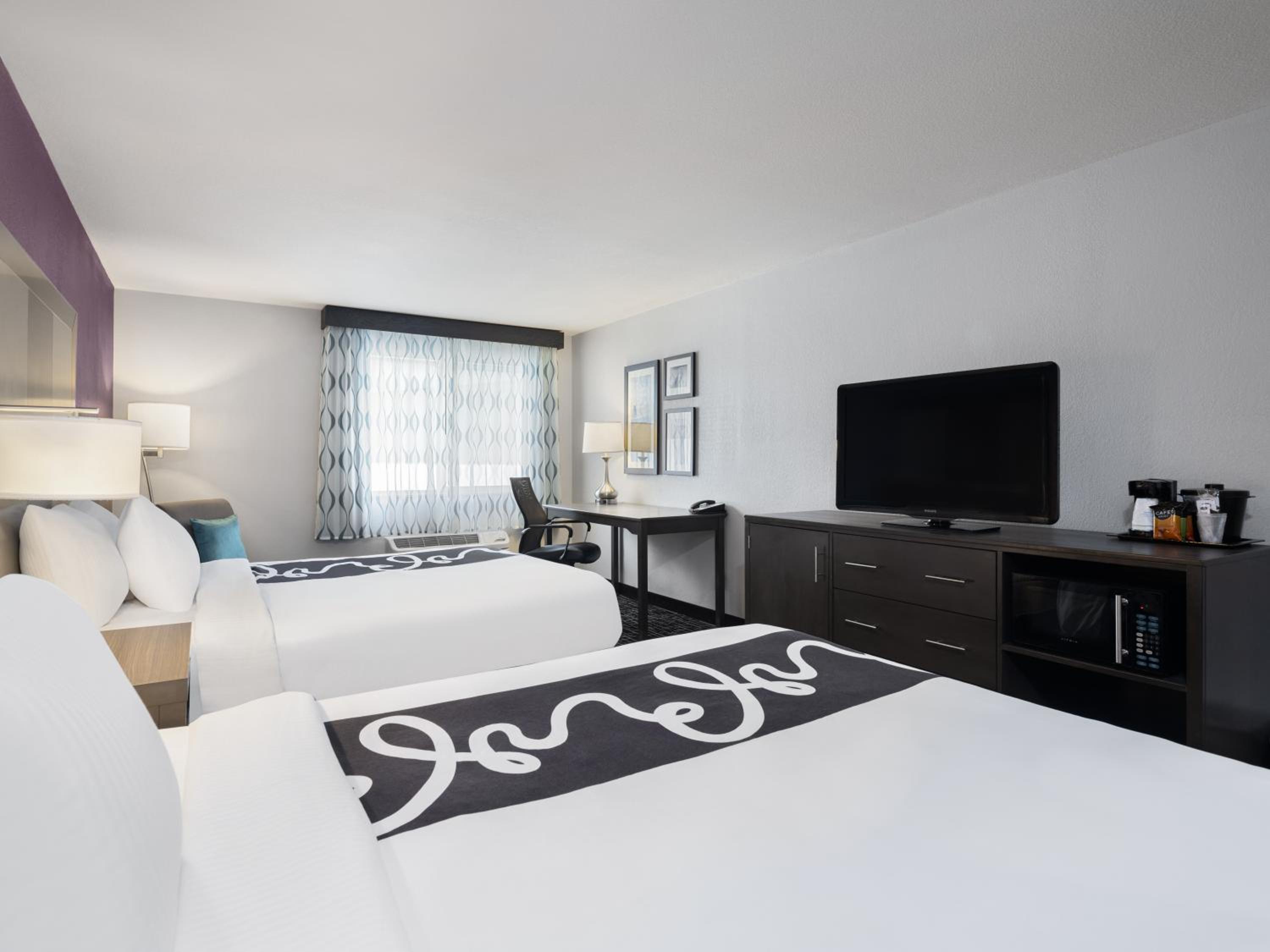 Queen Room with Two Queen Beds - Non-Smoking - Photo 2