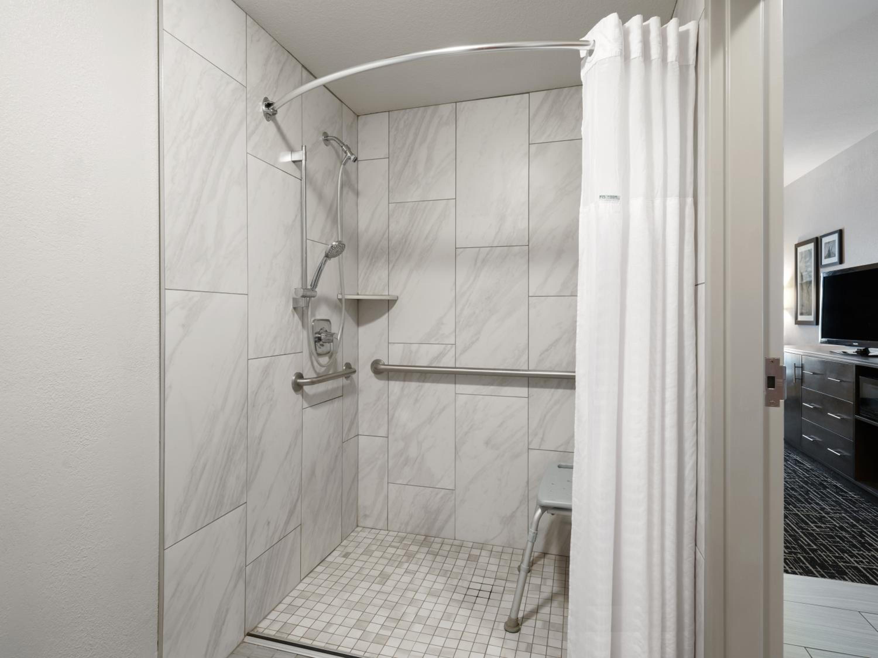 1 King Bed, Mobility Accessible Room, Bath Tub w/ Grab Bar, Non-Smoking - Photo 5