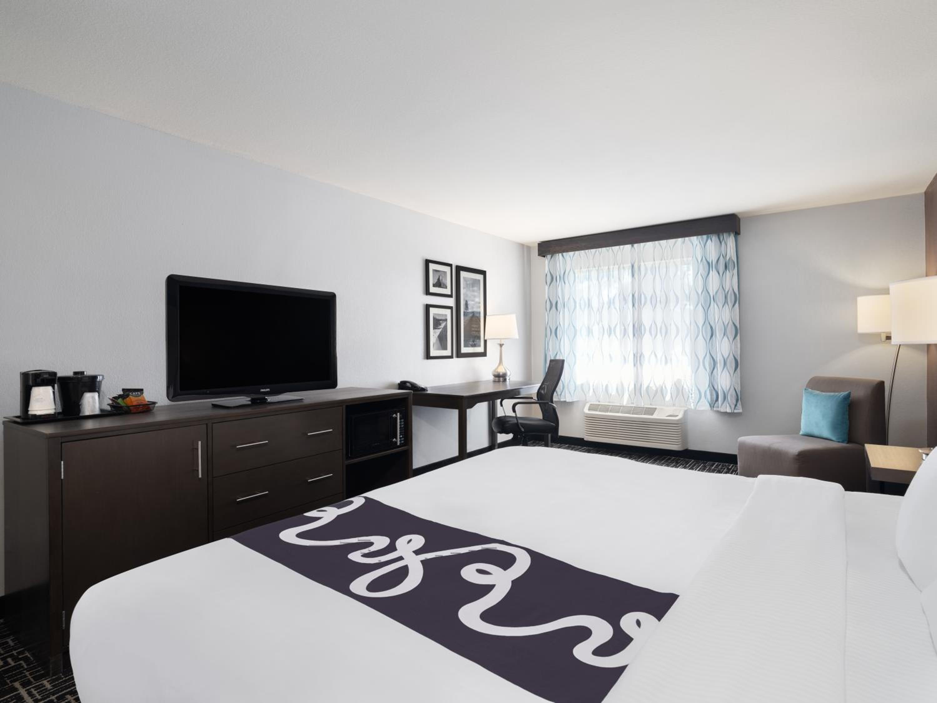 King Room - Non-Smoking - Photo 1