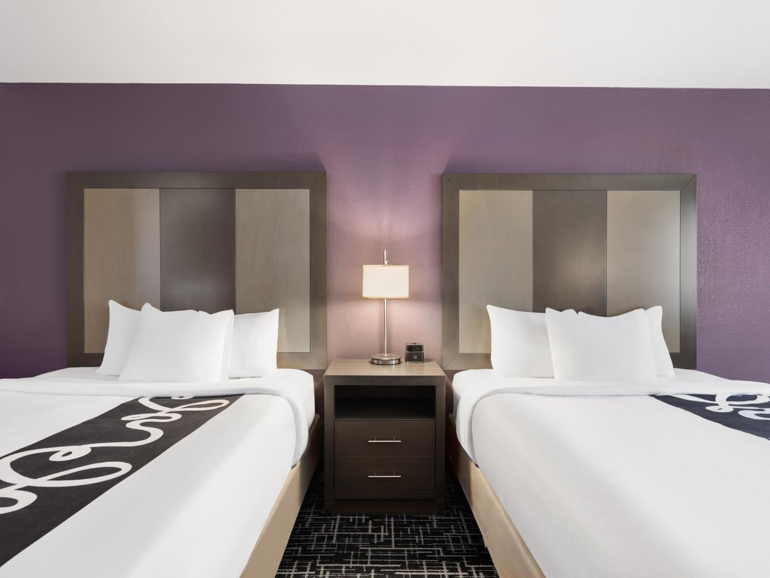 Queen Room with Two Queen Beds - Non-Smoking - Photo 5