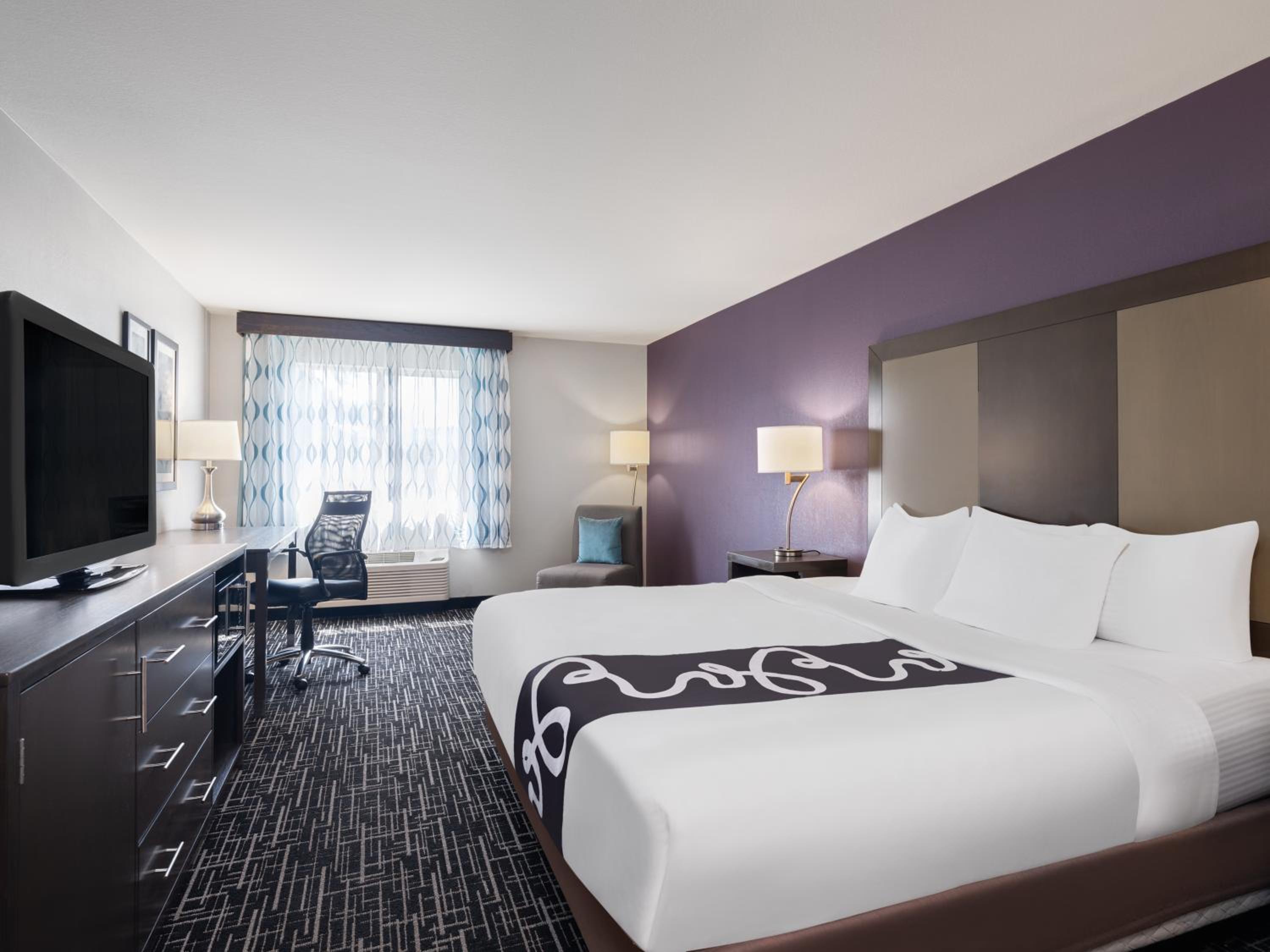 King Room with Whirlpool - Photo 2