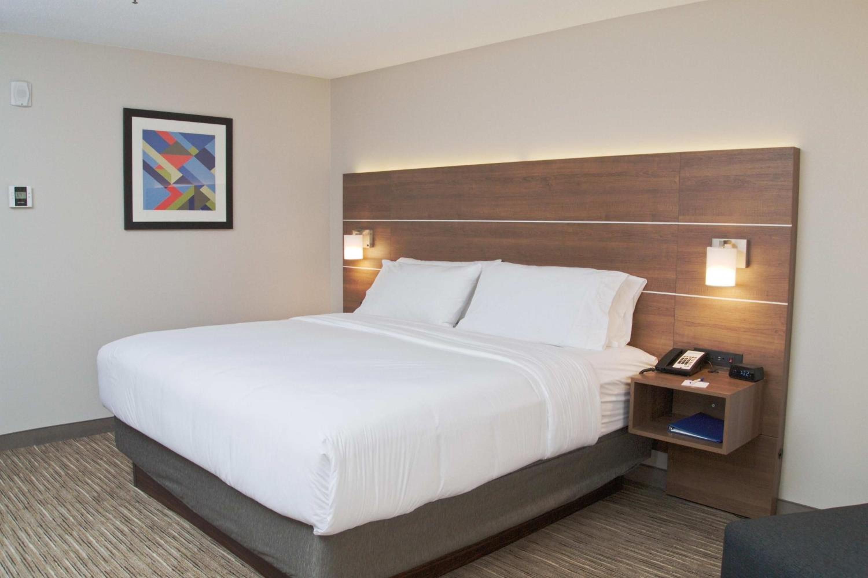 Standard King Room with Extra Space - Photo 10
