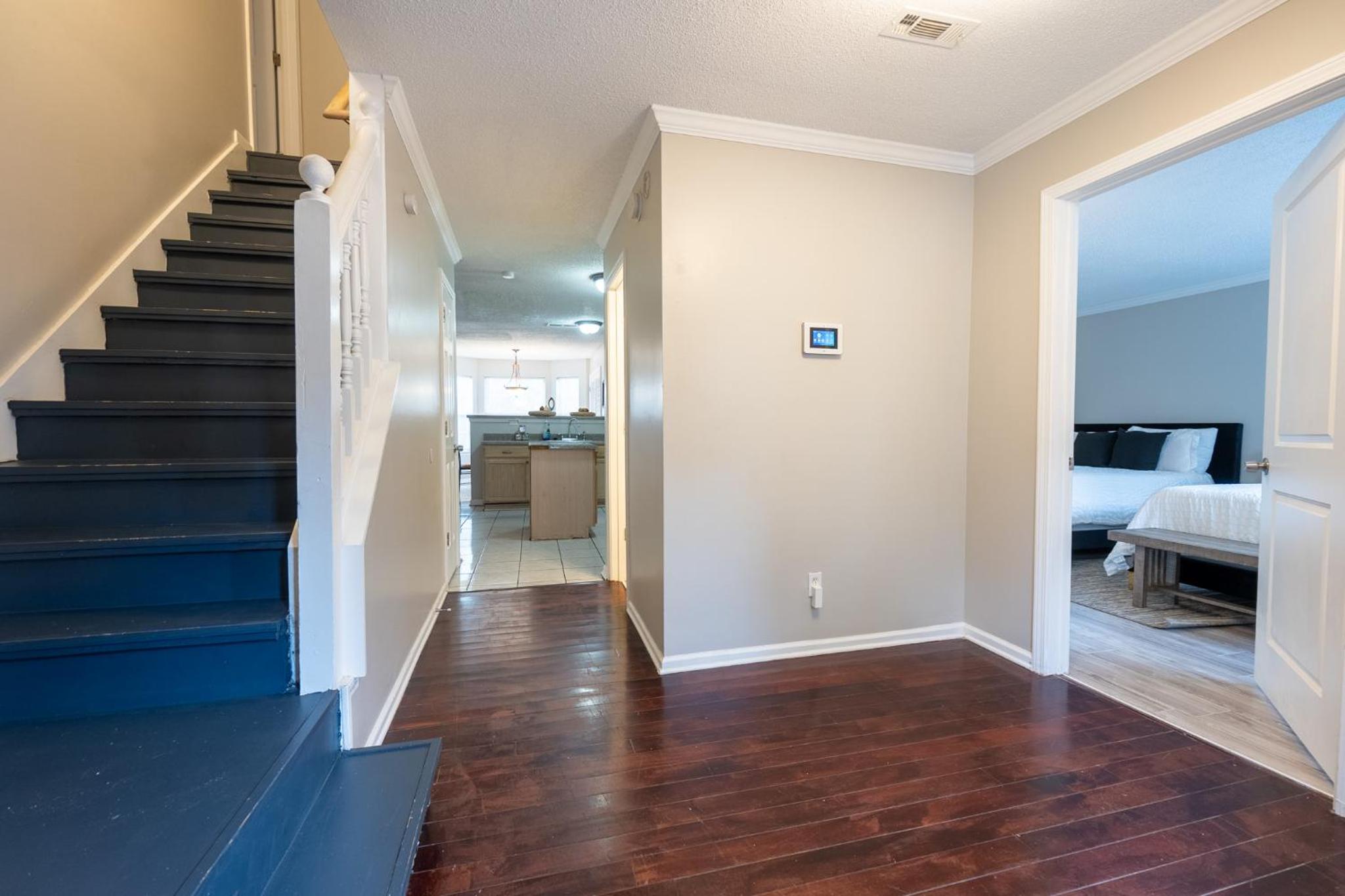 Six-Bedroom House photo 3