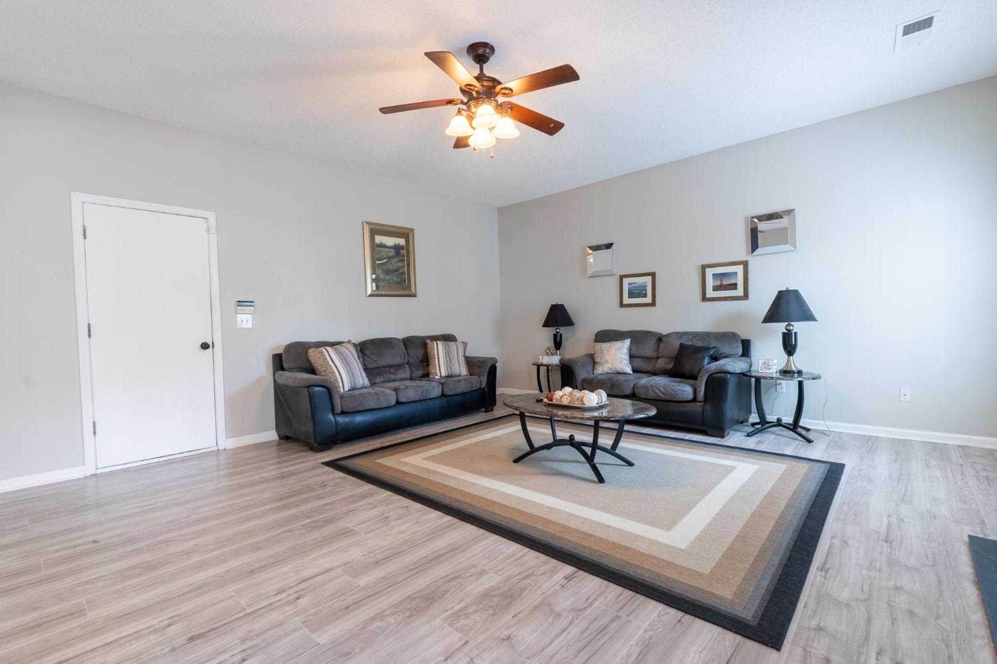 Six-Bedroom House photo 1