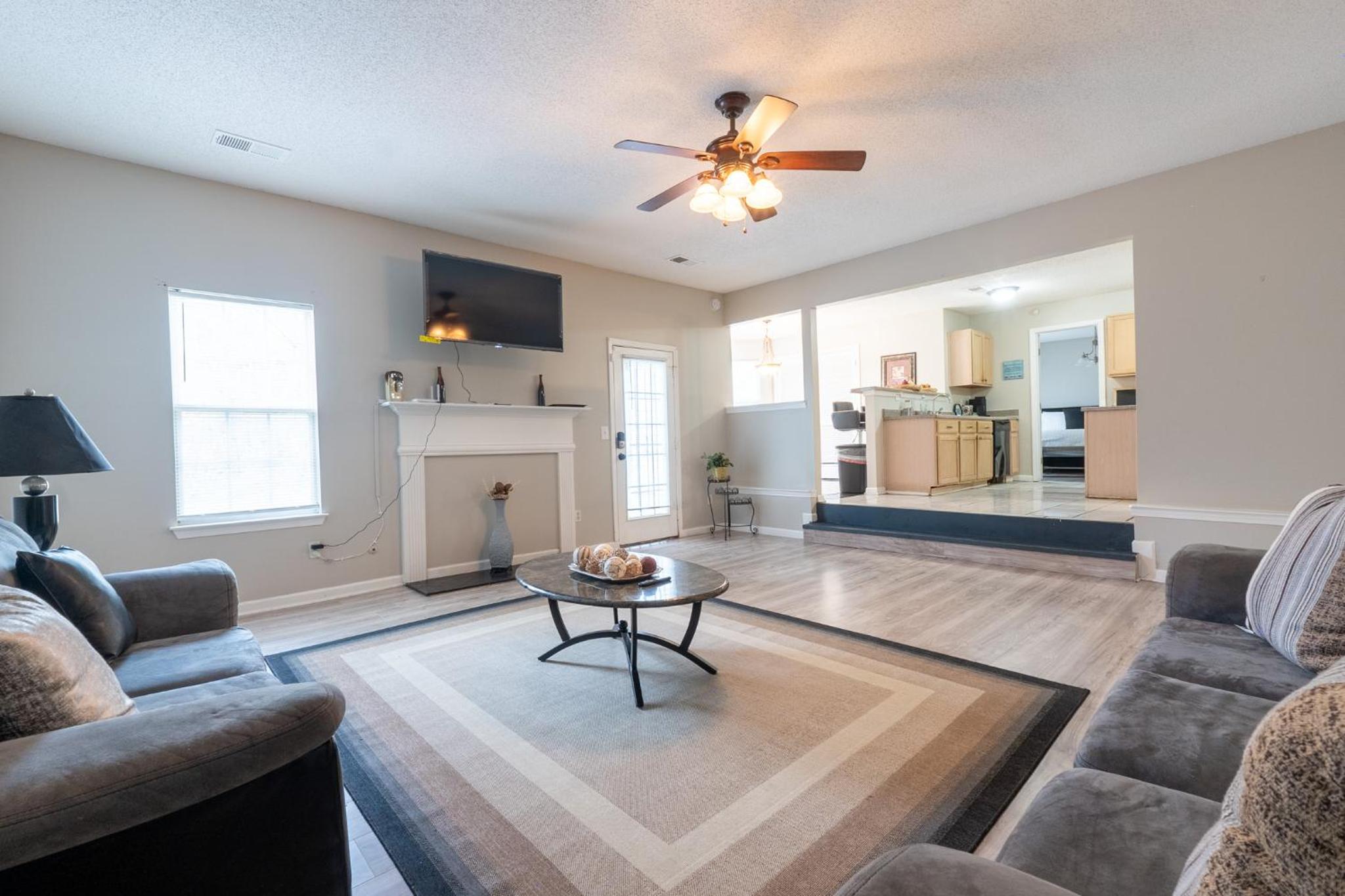 Six-Bedroom House photo 2