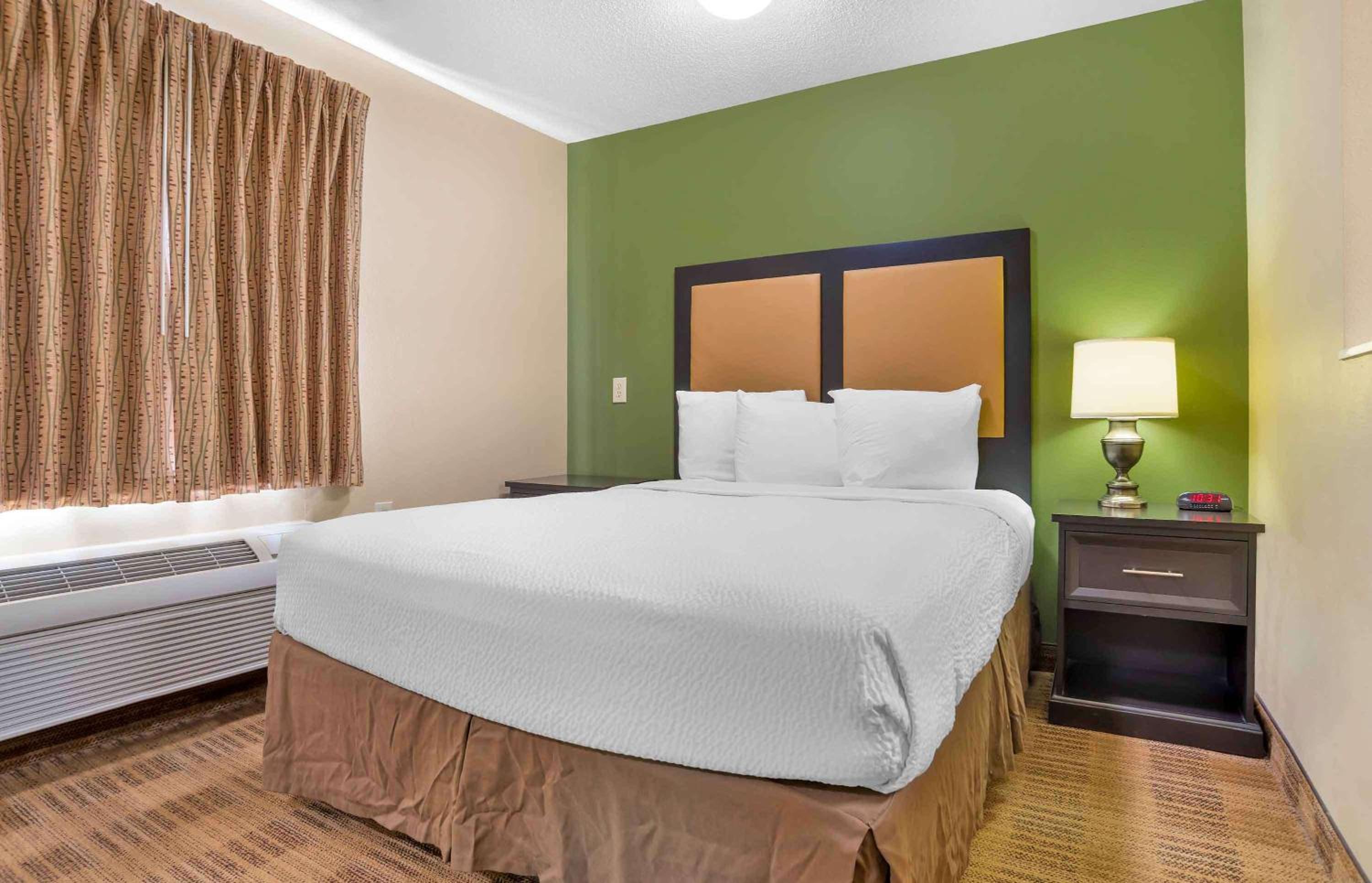 Deluxe Studio with 1 Queen Bed - Non-Smoking - Photo 1
