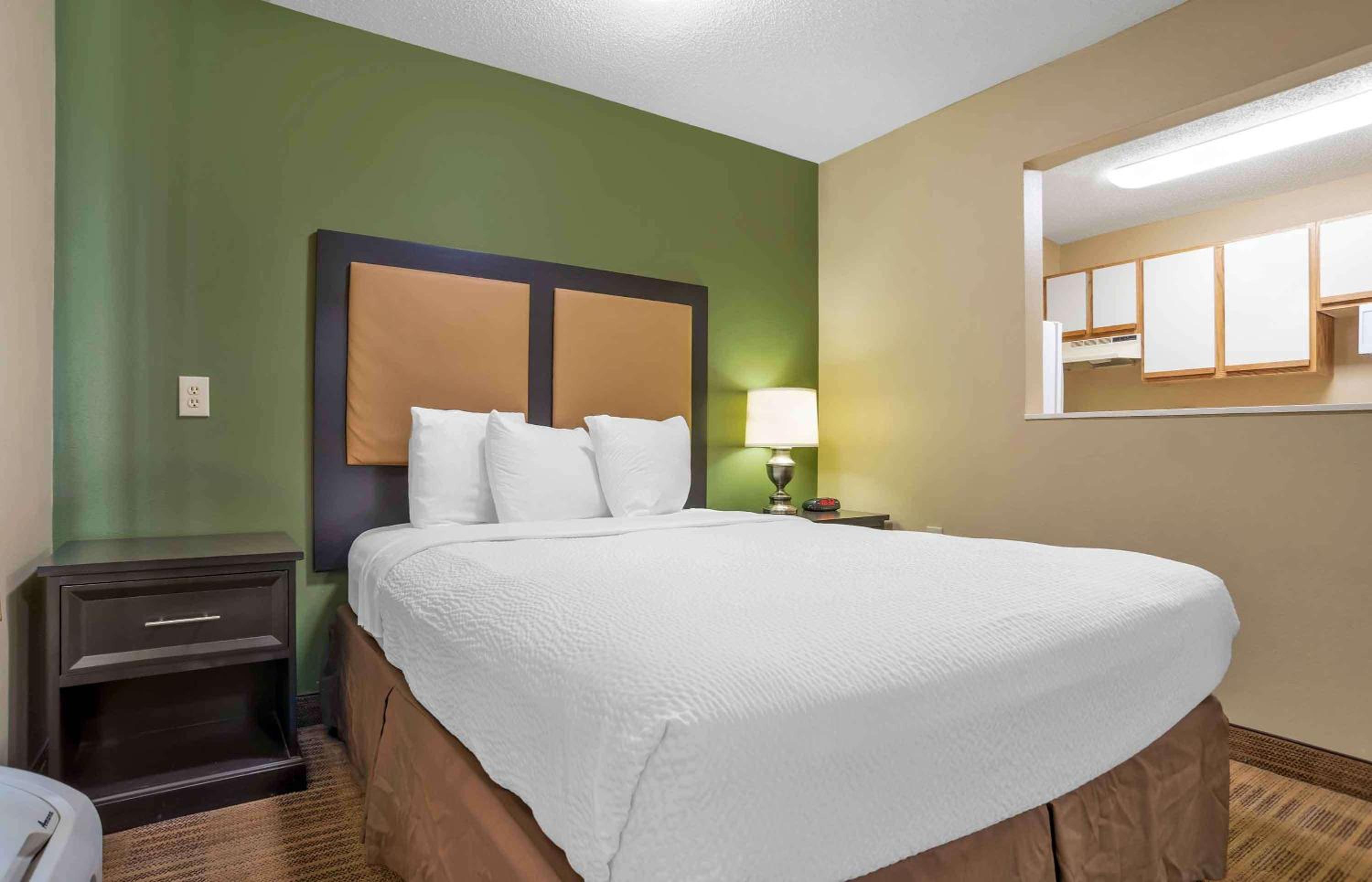 Deluxe Studio with 1 Queen Bed - Non-Smoking - Photo 2