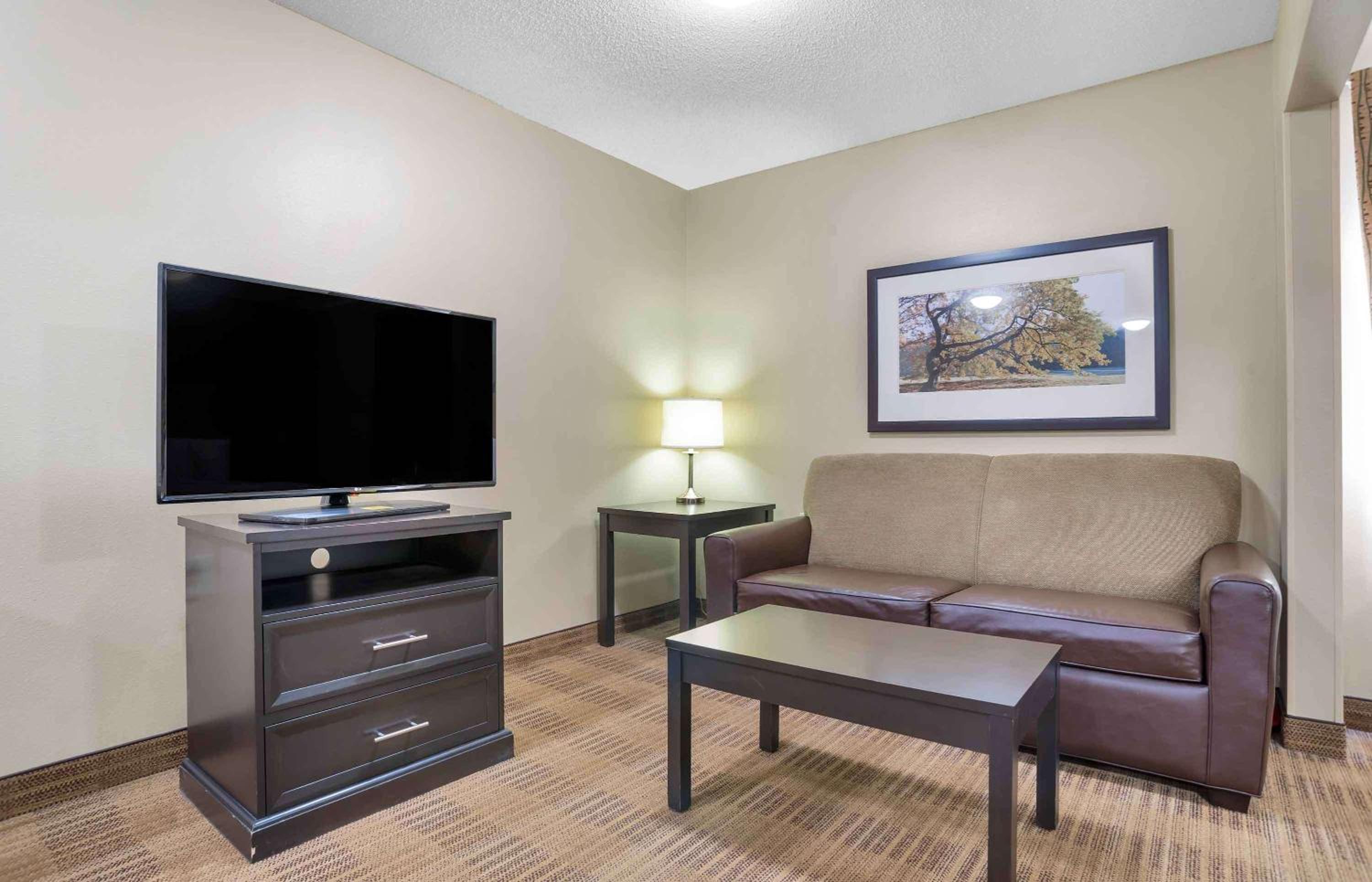 Deluxe Studio with 1 Queen Bed - Non-Smoking - Photo 6