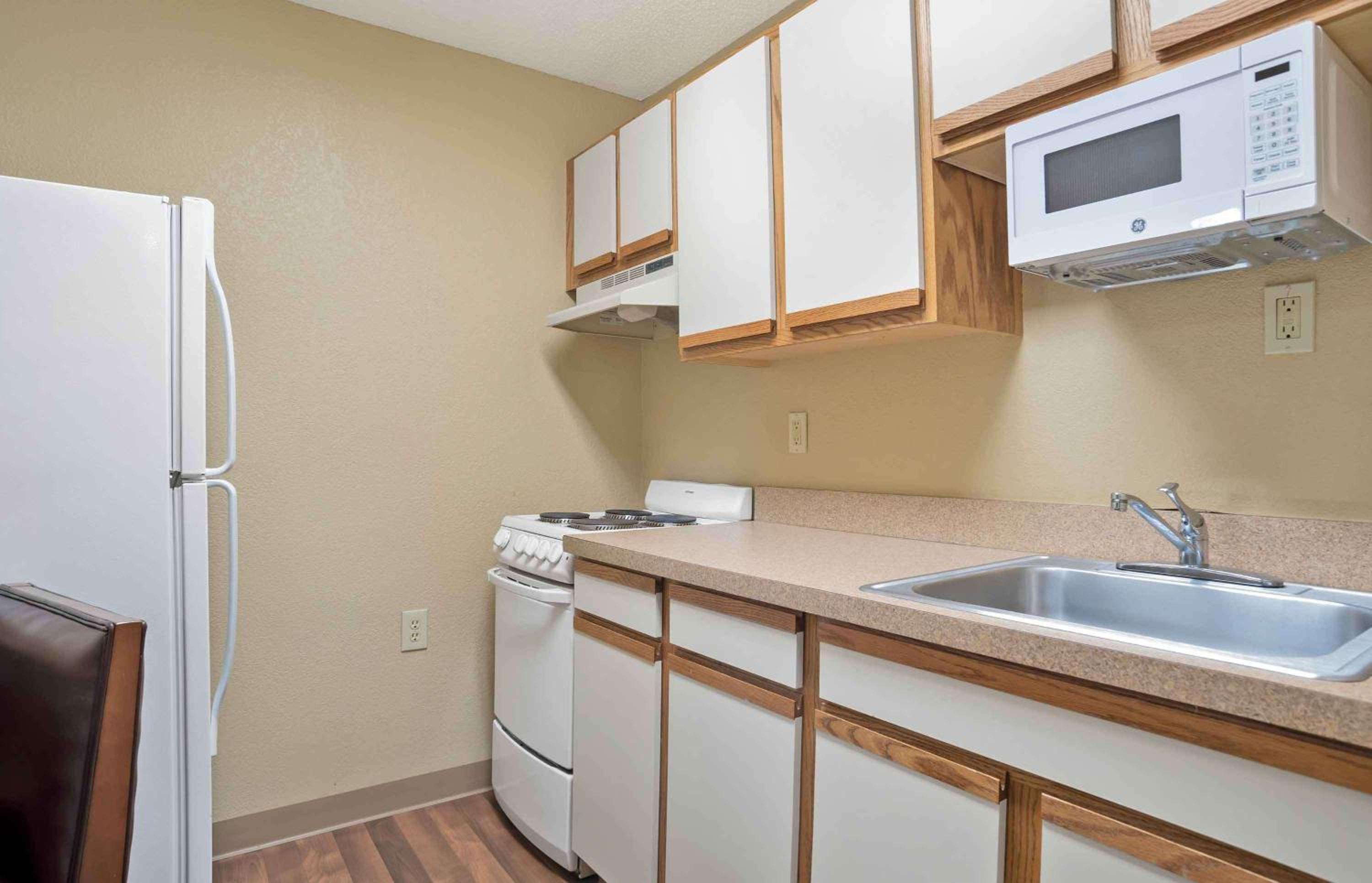Deluxe Studio with 1 Queen Bed - Non-Smoking - Photo 7