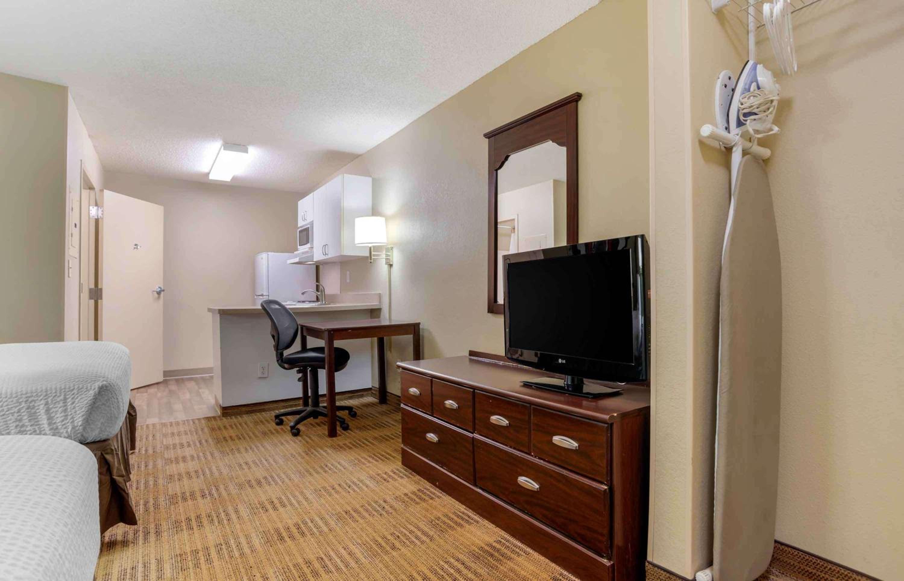 2 Full Beds | Non-Smoking, Kitchen - Photo 10