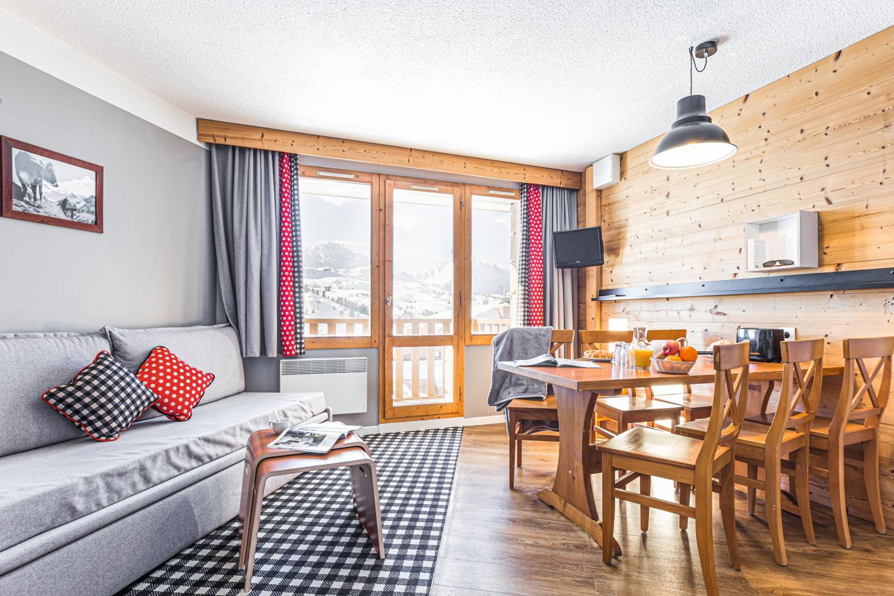 One-Bedroom Apartment with Sleeping Alcove (6 People)