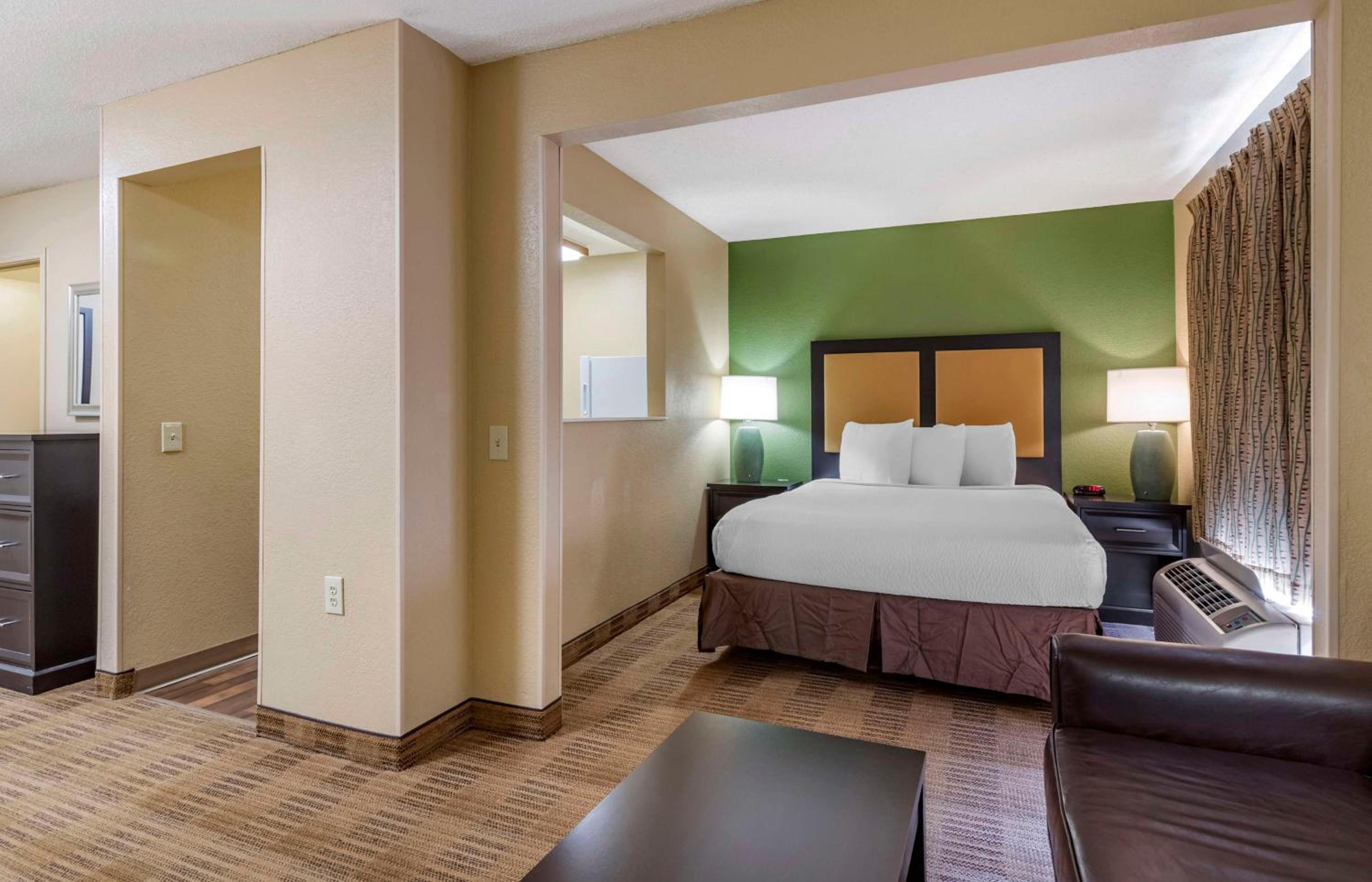 Deluxe Studio with 1 Queen Bed - Non-Smoking