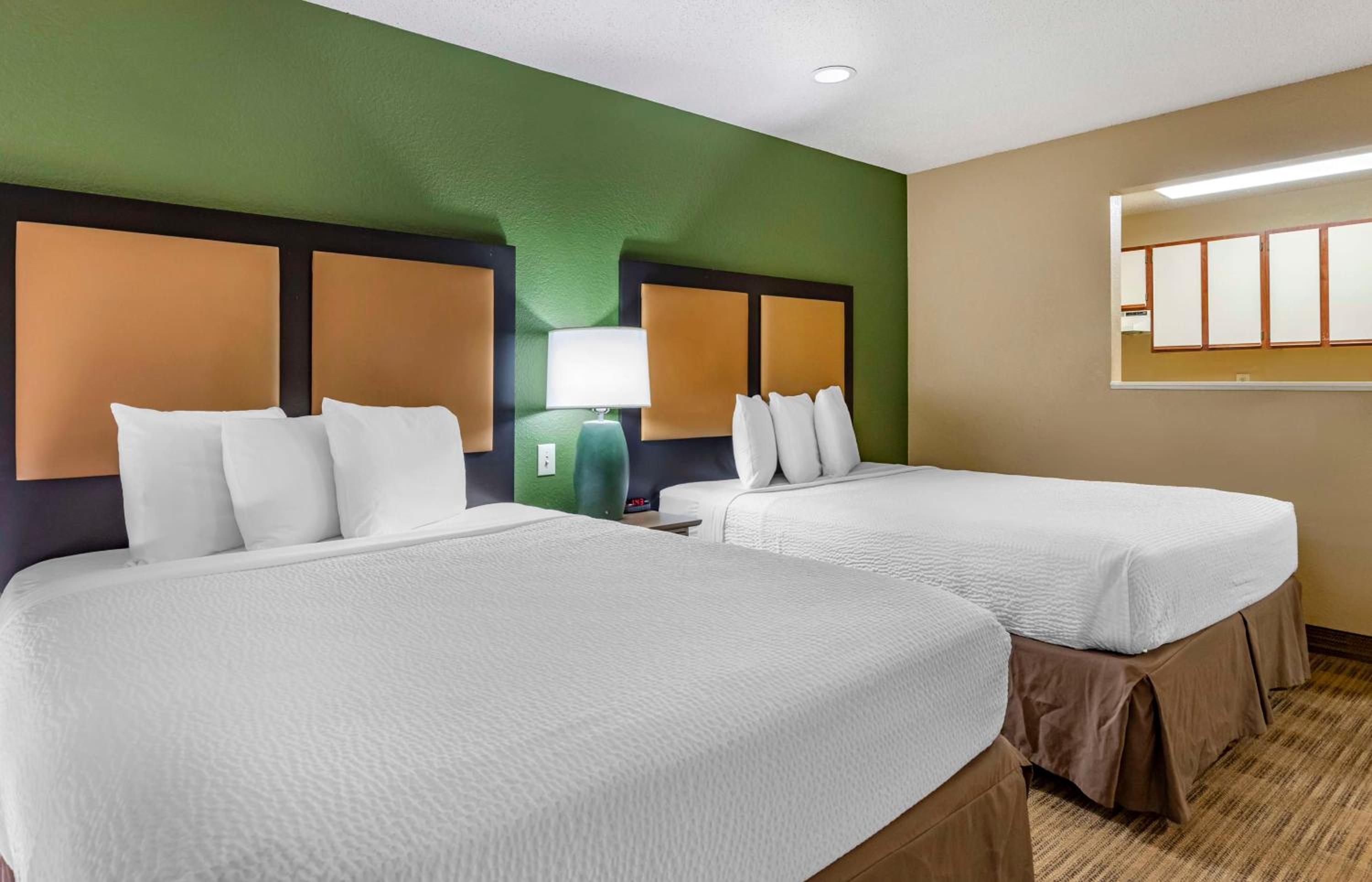 Deluxe Studio with 2 Queen Beds - Non-Smoking