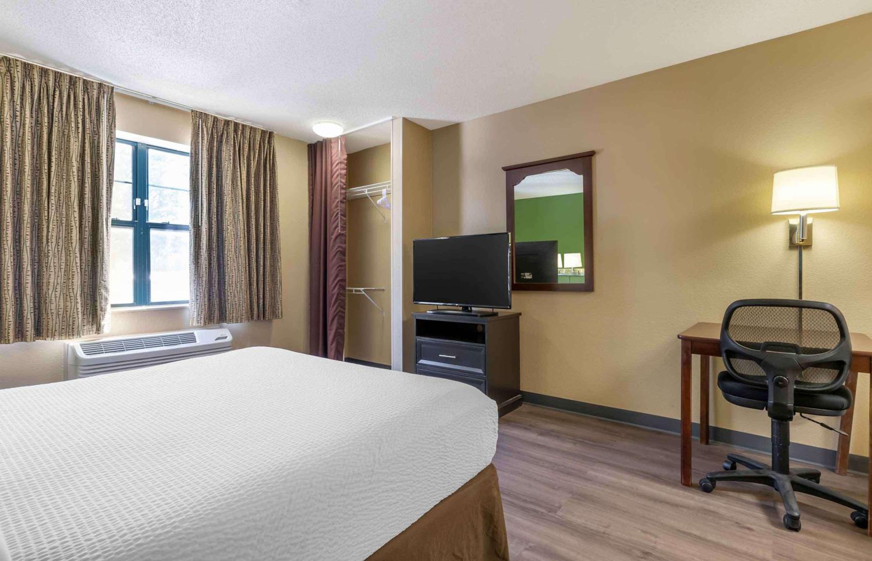 Queen studio with 1 Queen Bed - Disability Access/Non-Smoking - Photo 1