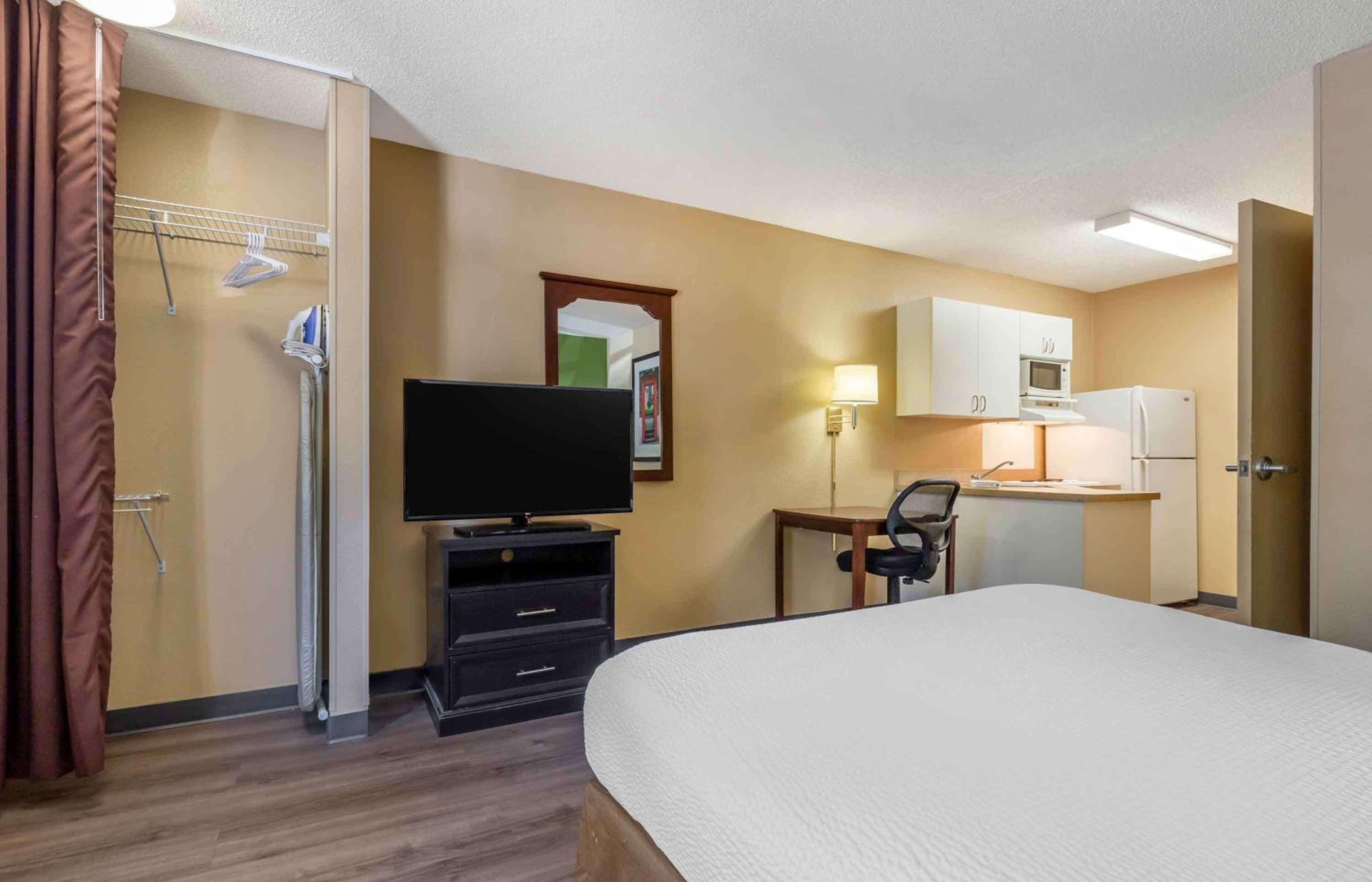 Queen studio with 1 Queen Bed - Disability Access/Non-Smoking - Photo 5