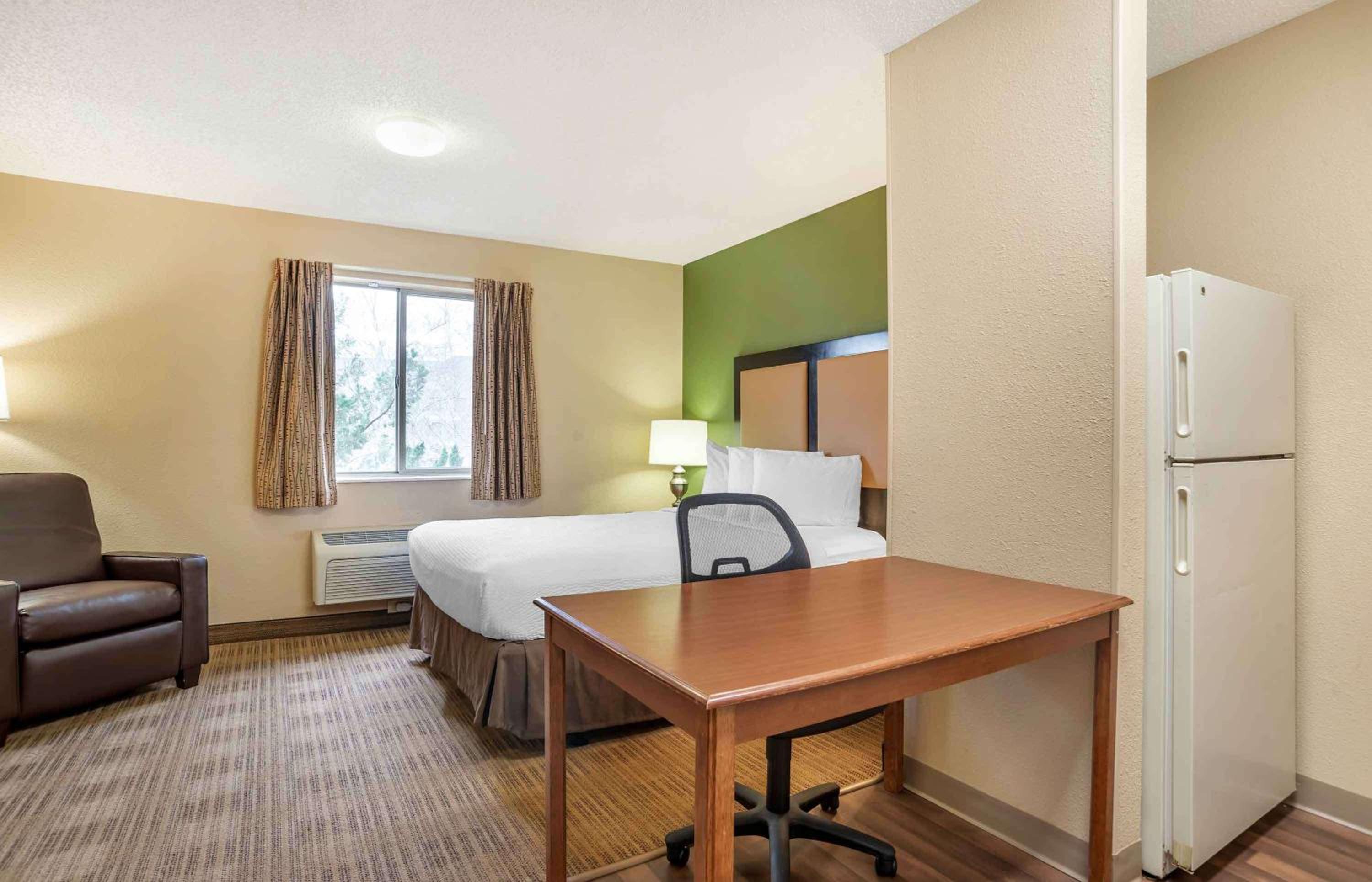 1 Queen Bed | Suite, Non-Smoking, Kitchen photo 3