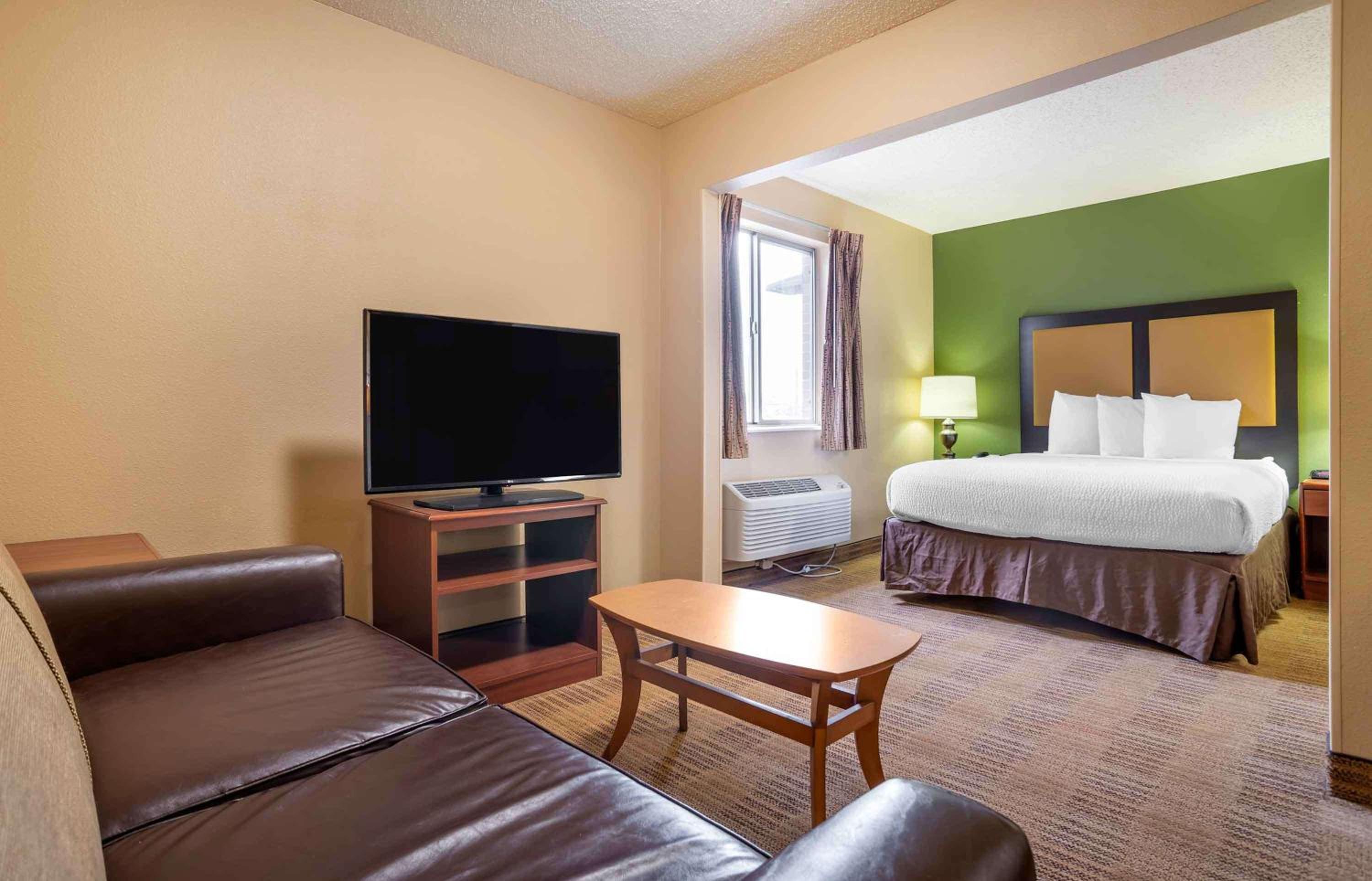 1 Queen Bed | Non-Smoking, Kitchen - Photo 1