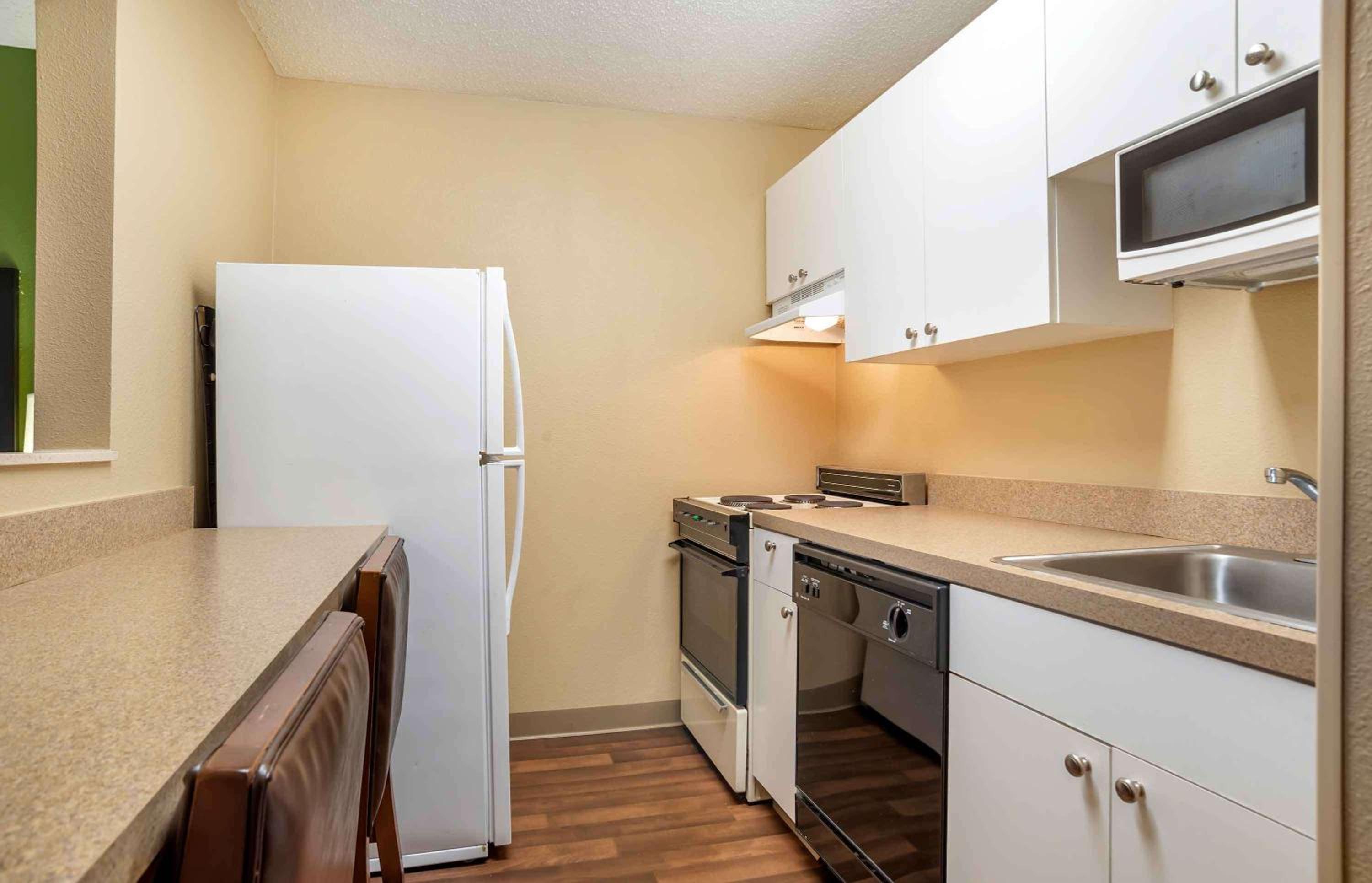 1 Queen Bed | Non-Smoking, Kitchen - Photo 6