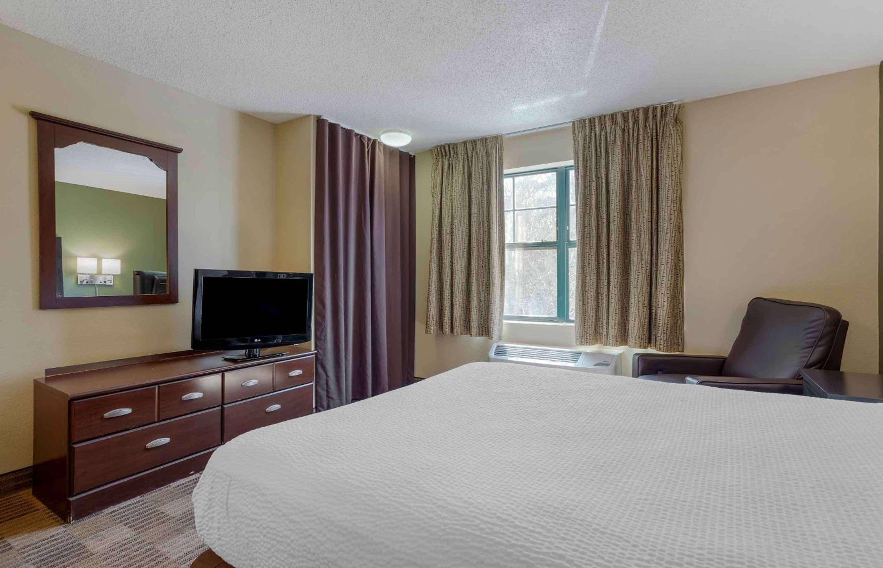 Queen studio with 1 Queen Bed - Disability Access/Non-Smoking - Photo 11